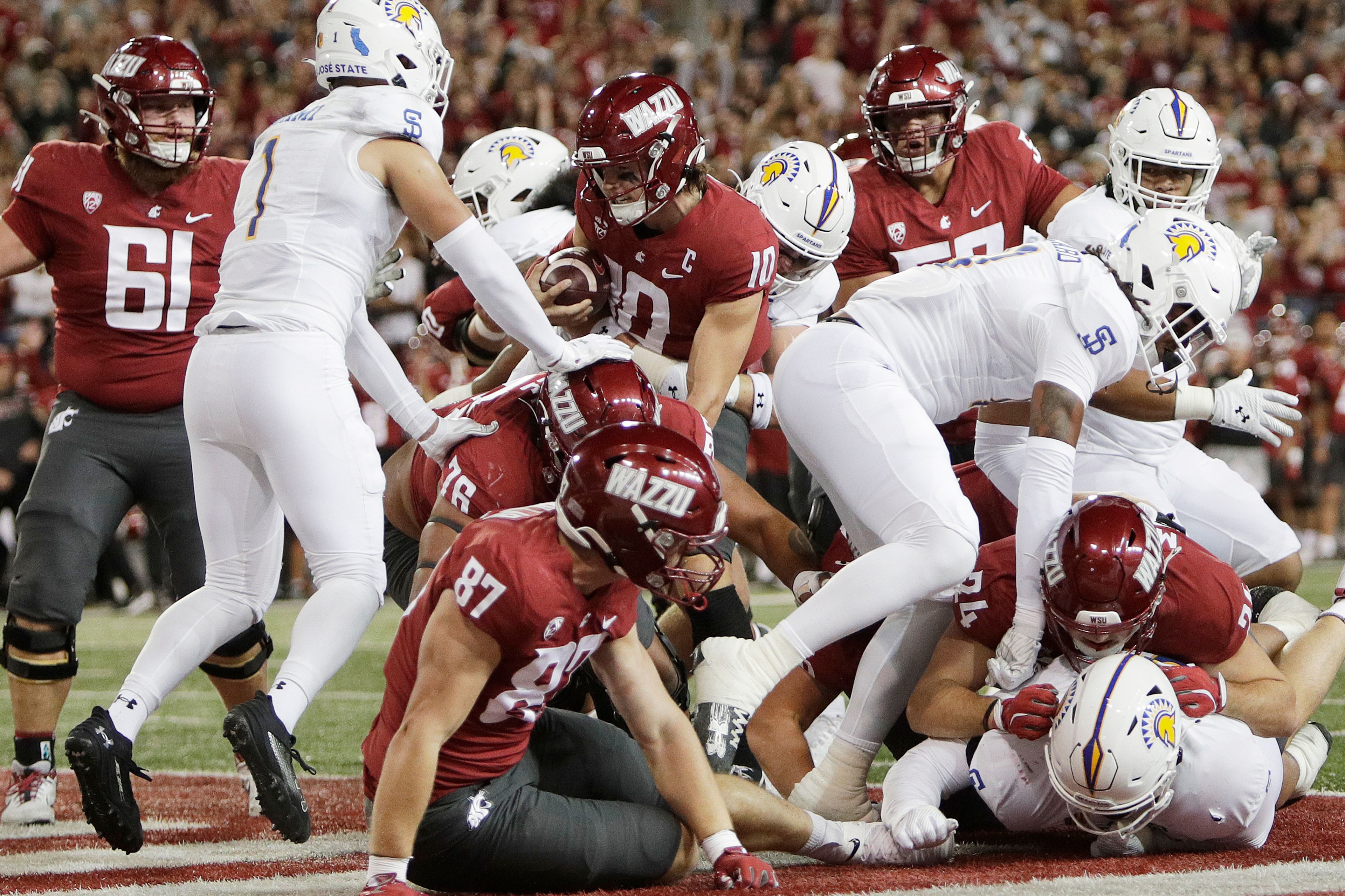 Washington State quarterback John Mateer (10), center, carries the ball for a touchdown during the first half of an NCAA college football game against San Jose State, Friday, Sept. 20, 2024, in Pullman, Wash. (AP Photo/Young Kwak)