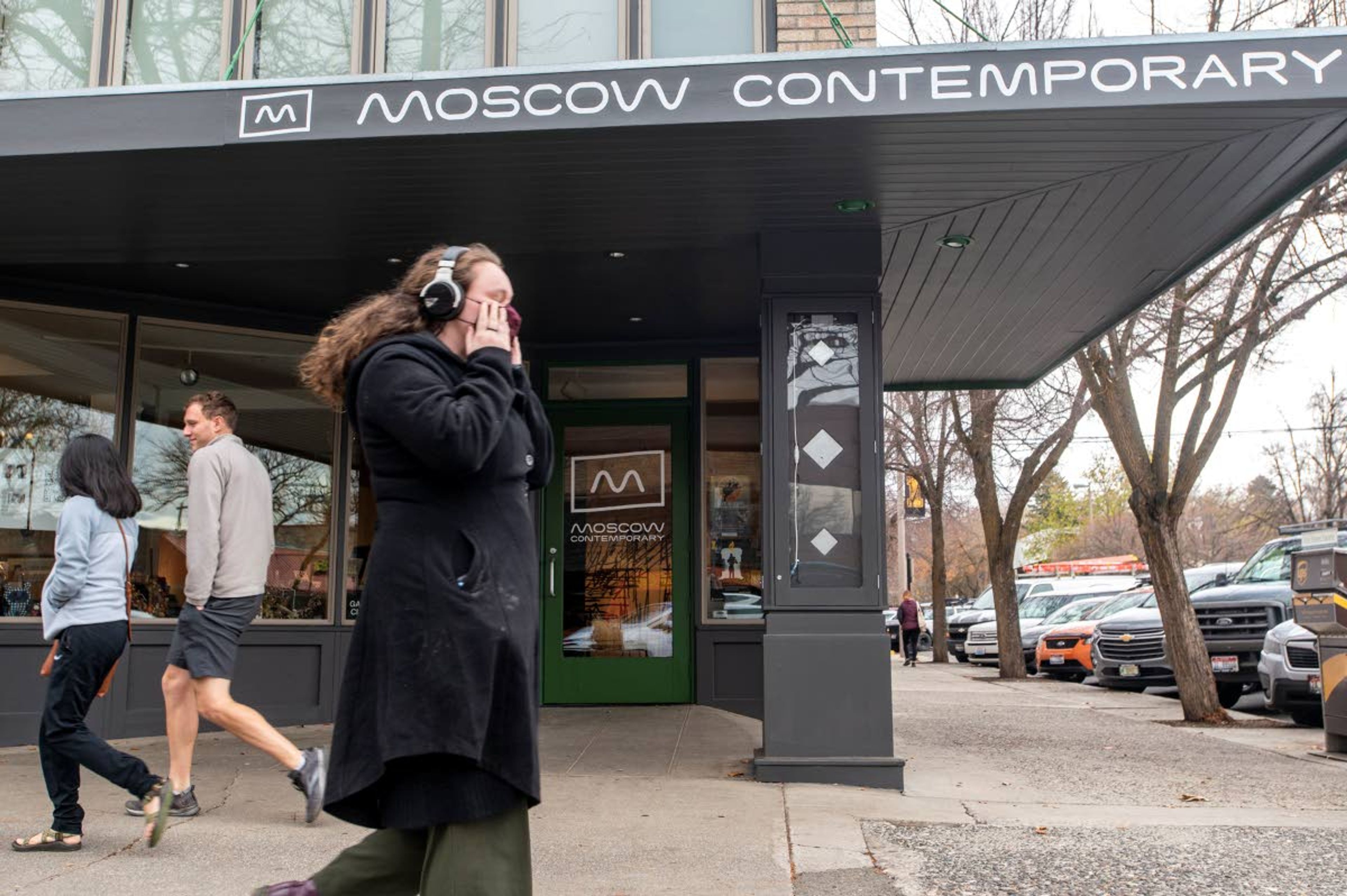 Pedestrians walk passed Moscow Contemporary during the grand opening of its first exhibit, “A Line into the Future” by Gerald Exline on Friday afternoon.