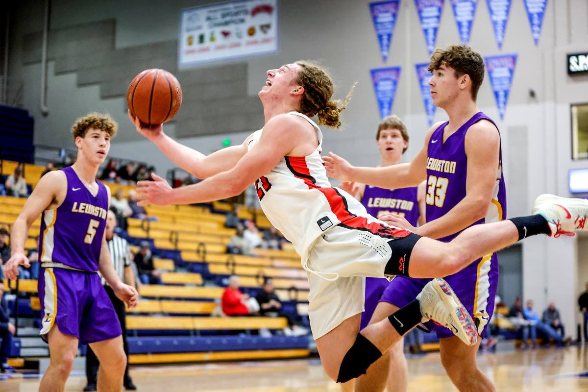 Lewiston boys edge past Moscow in hoops tournament semis