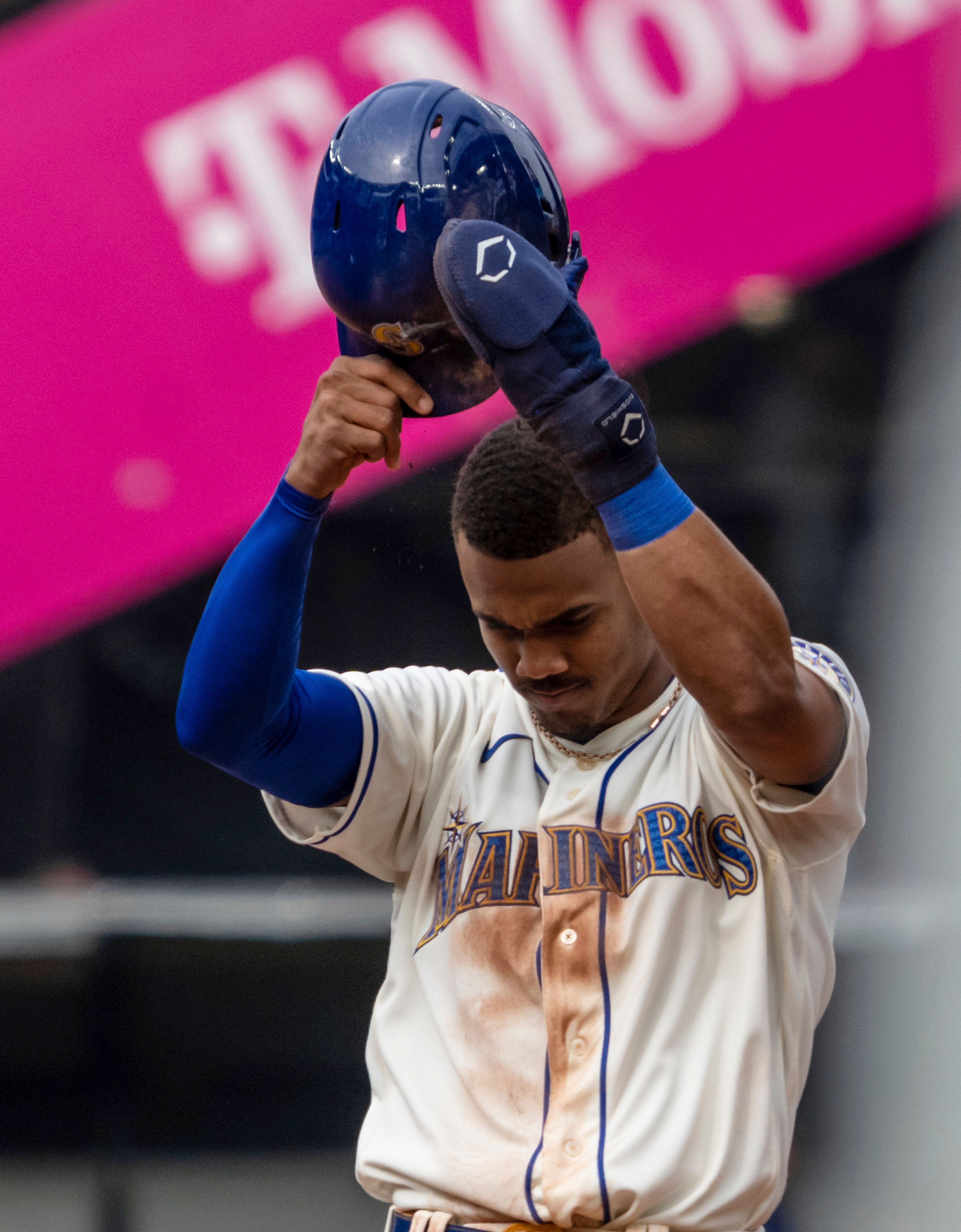 Mariners’ rookie Julio Rodriguez acknowledges the crowd after stealing a base during the fifth inning of the team’s game against the Padres on Wednesday in Seattle. Rodriguez has hit 25 home runs and stolen 25 bases in his rookie season.