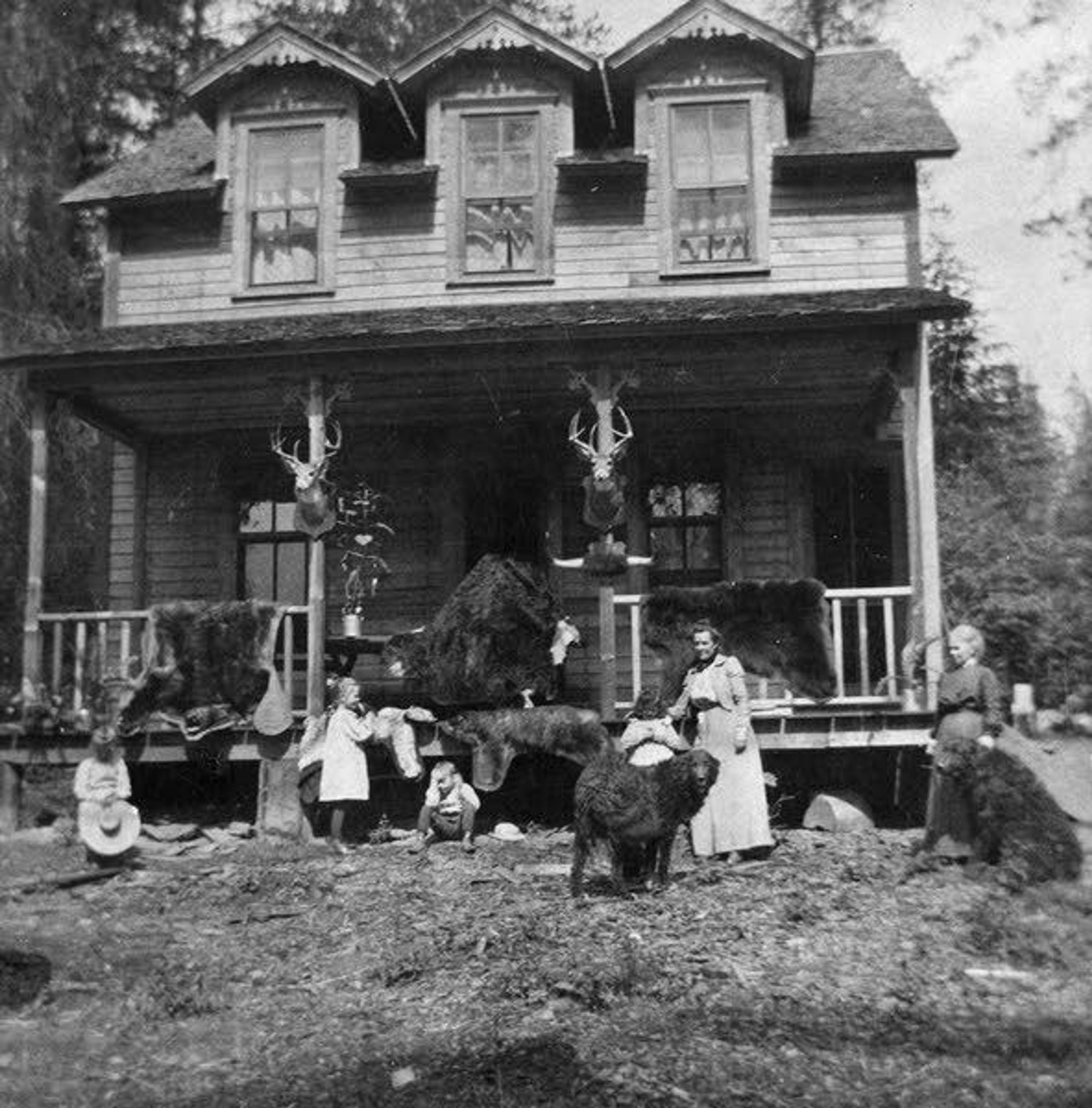 Mrs. Bovill and her children in front of their home in Warren Meadows, about 1904.