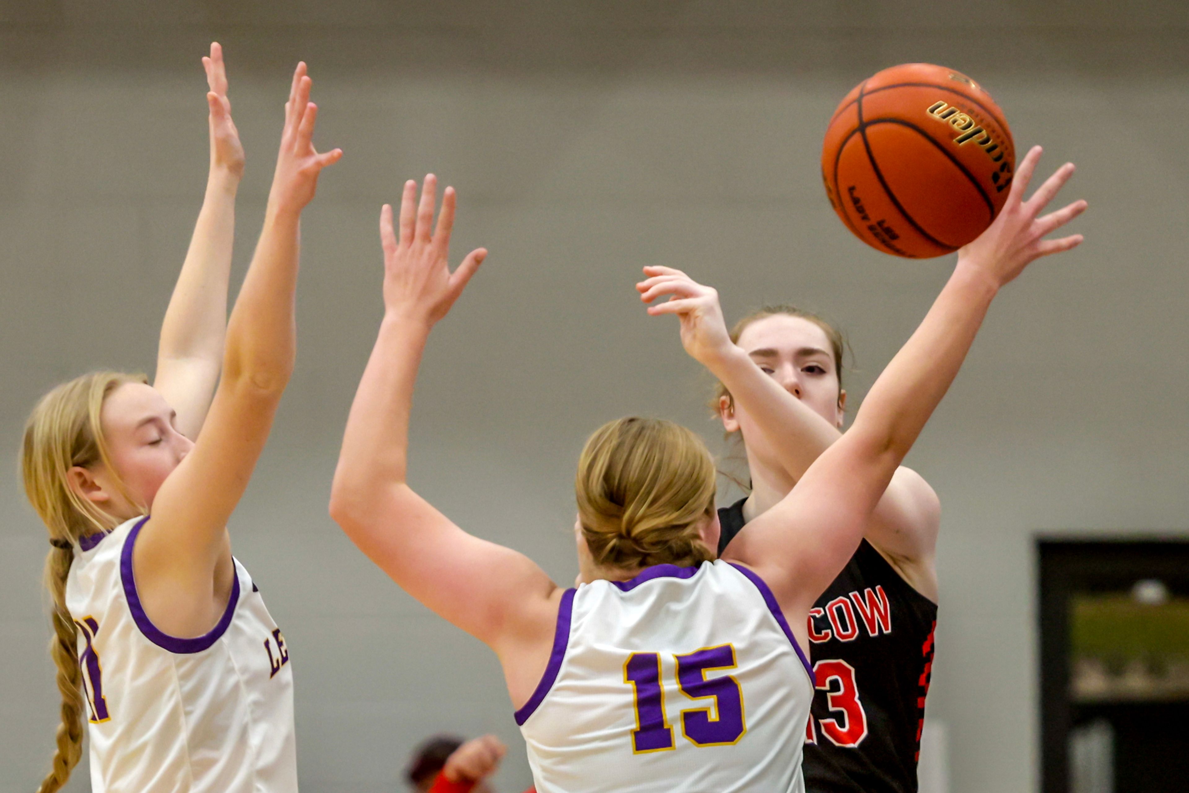 Moscow forward Jalyn Rainer passes the ball over the top of Lewiston point guard Zoie Kessinger in Lewiston on Wednesday.