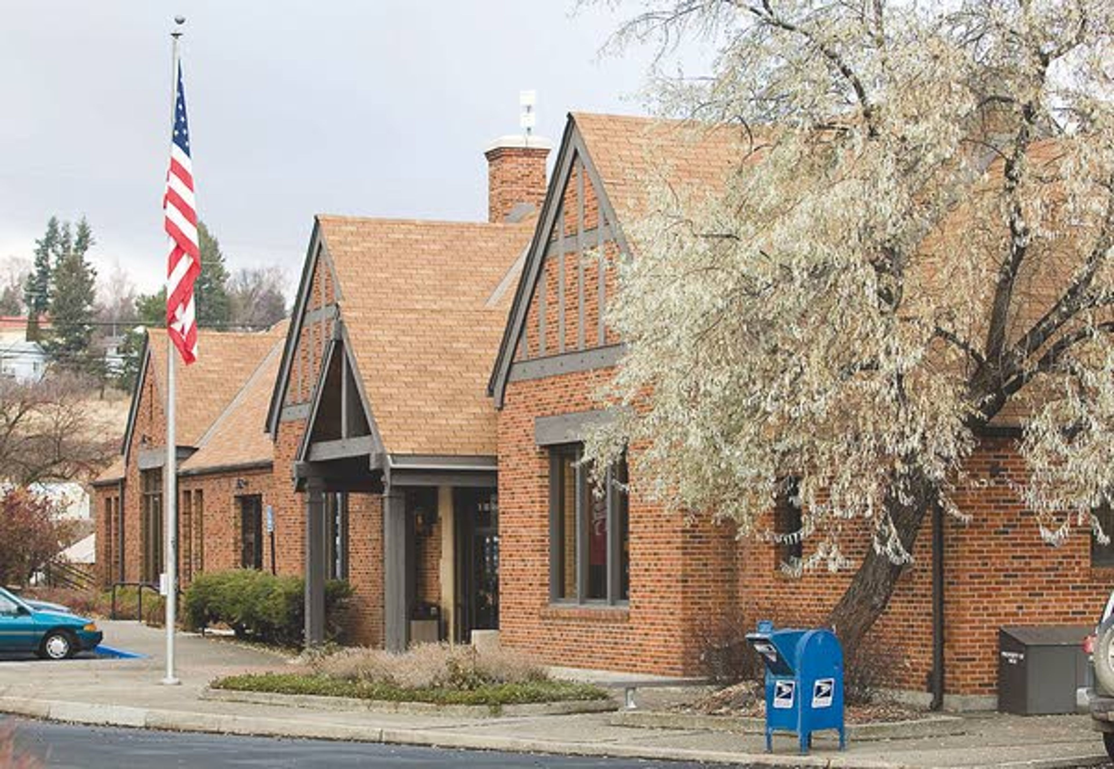 Washington State University is considering selling its visitor
center in downtown Pullman.