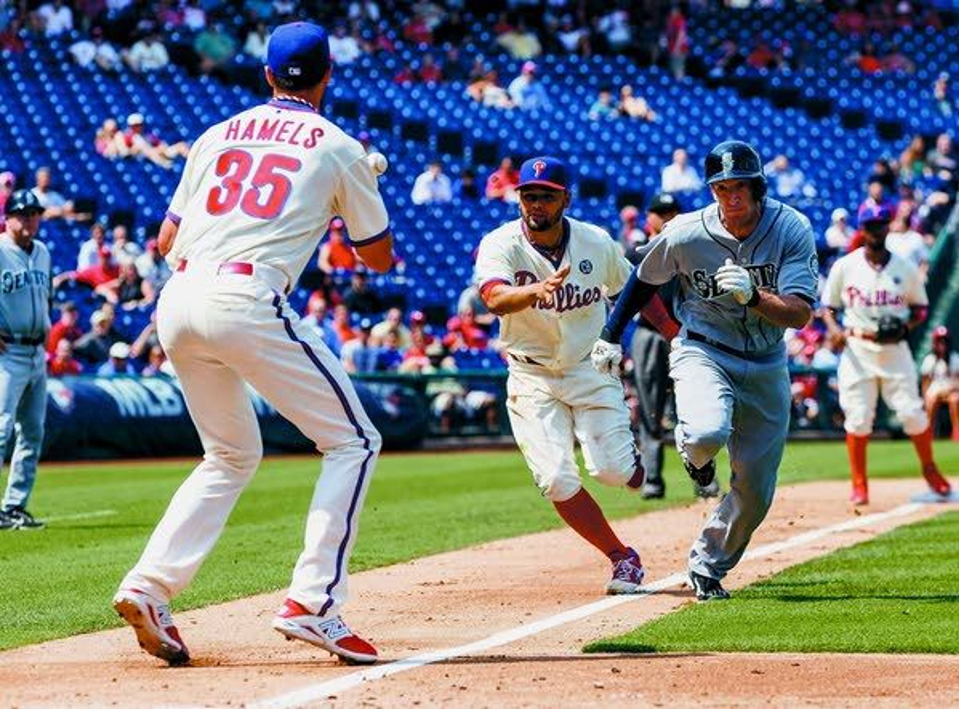 Mariners lose 43 to Phillies in sloppy game