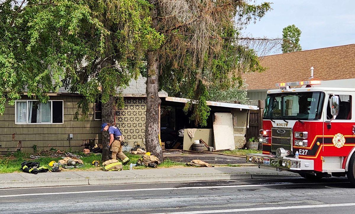 No one injured in Moscow house fire