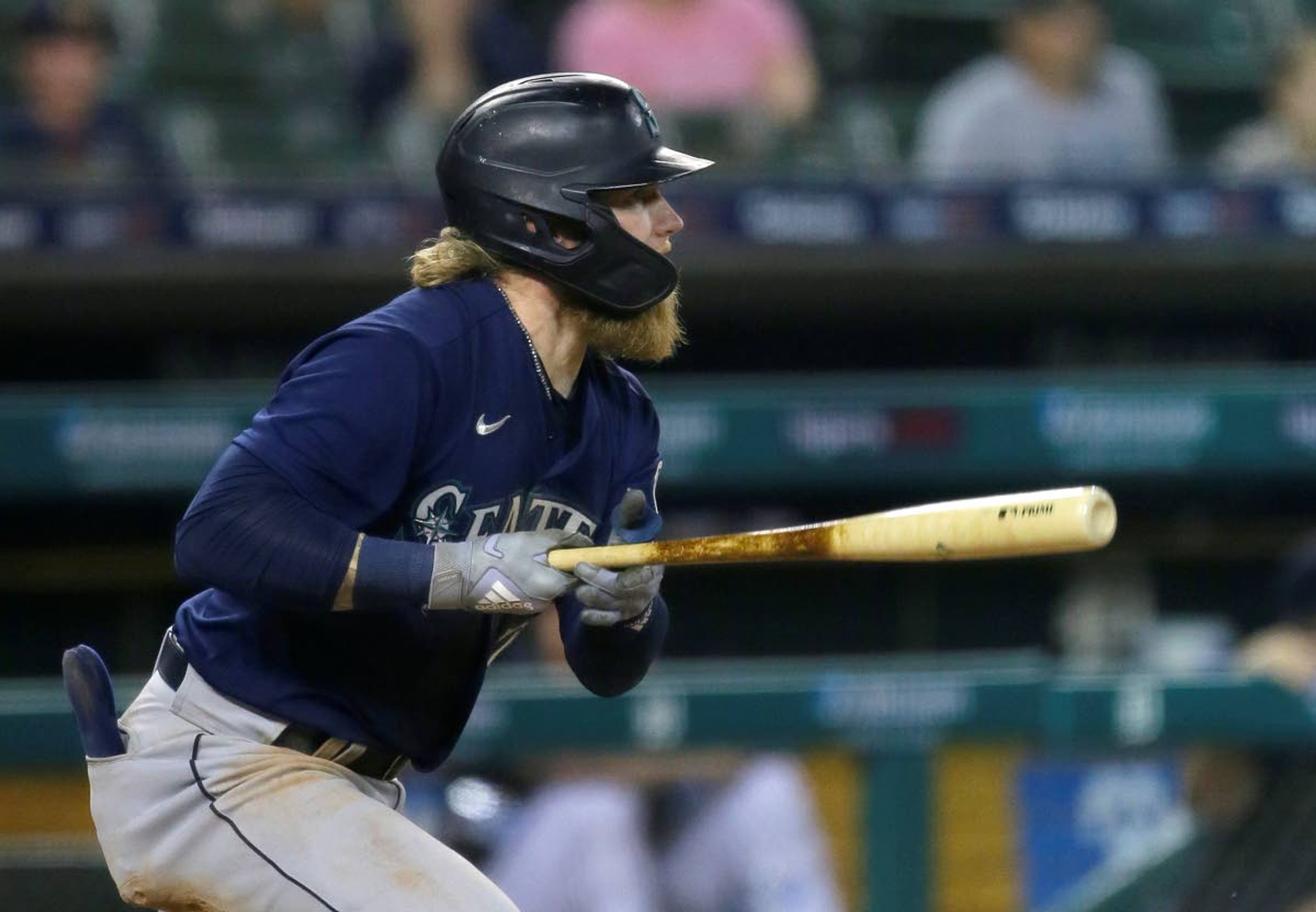 Associated PressThe Mariners’ Jake Fraley singles to drive in a run against the Tigers during the 11th inning of Wednesday’s game in Detroit. Fraley had earlier made a game-saving catch in the ninth inning, and Seattle won 9-6 in 11 innings.