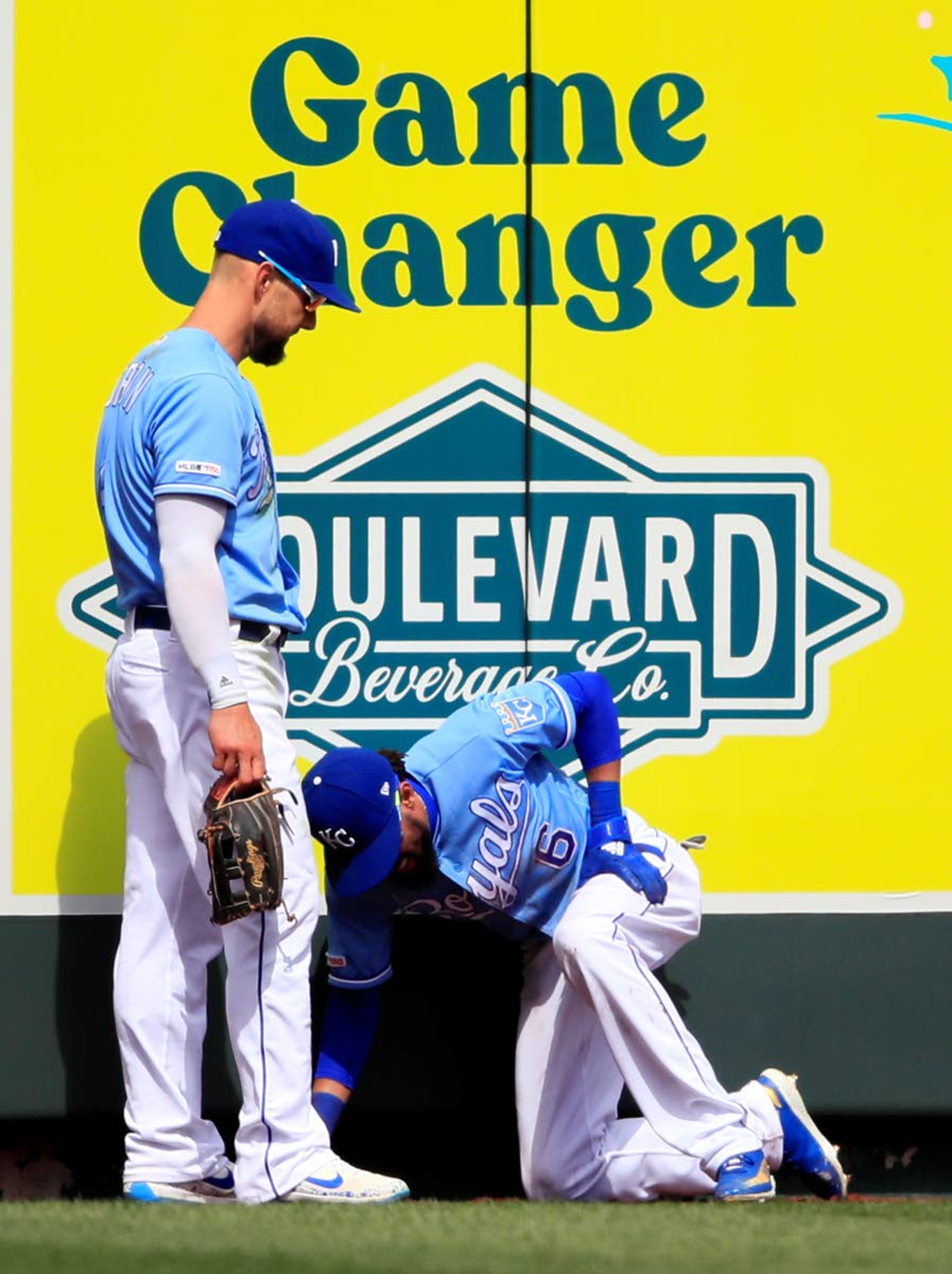Mariners homer in 15th straight game, down Royals