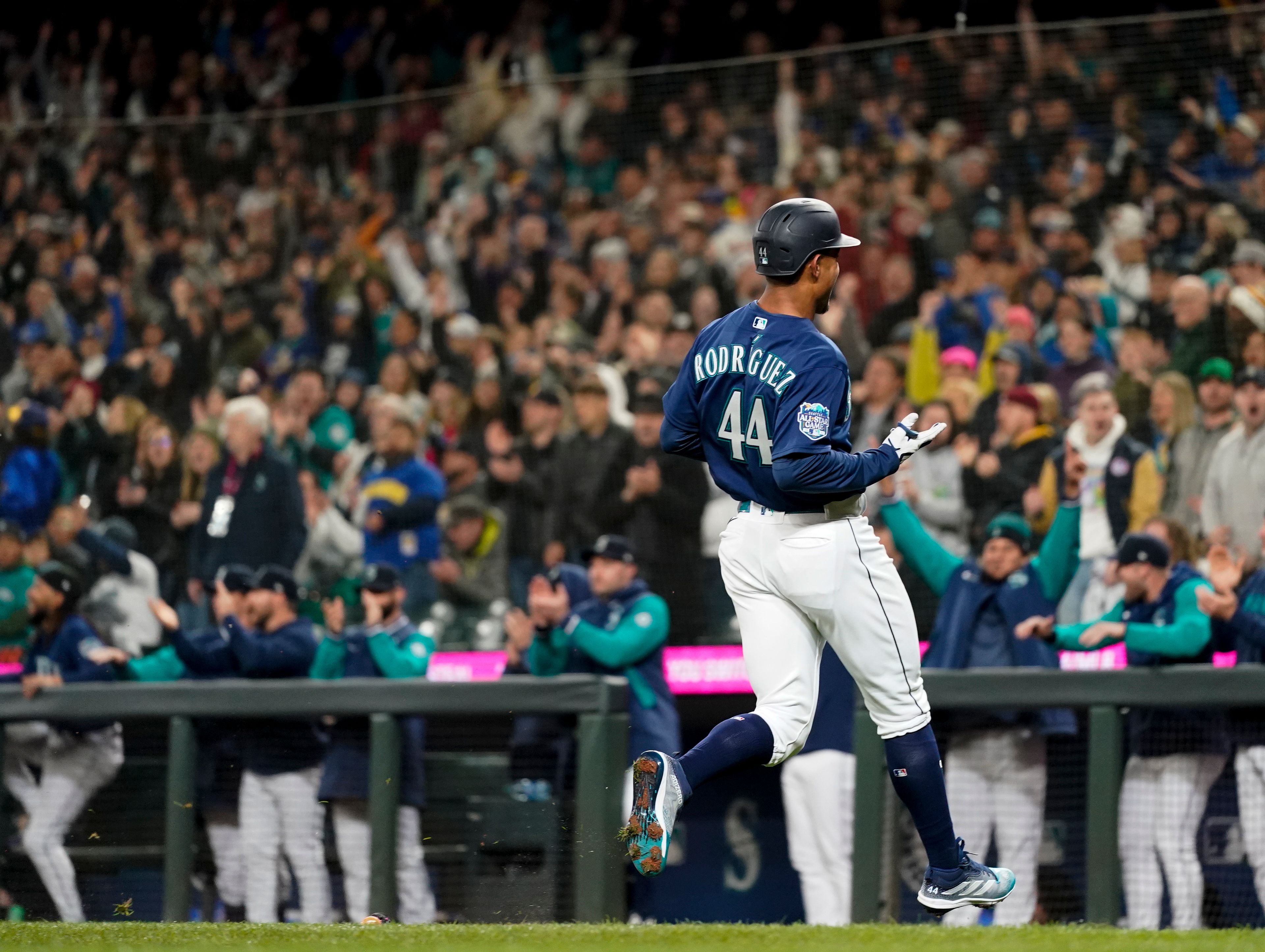 Guardians even up series with Mariners