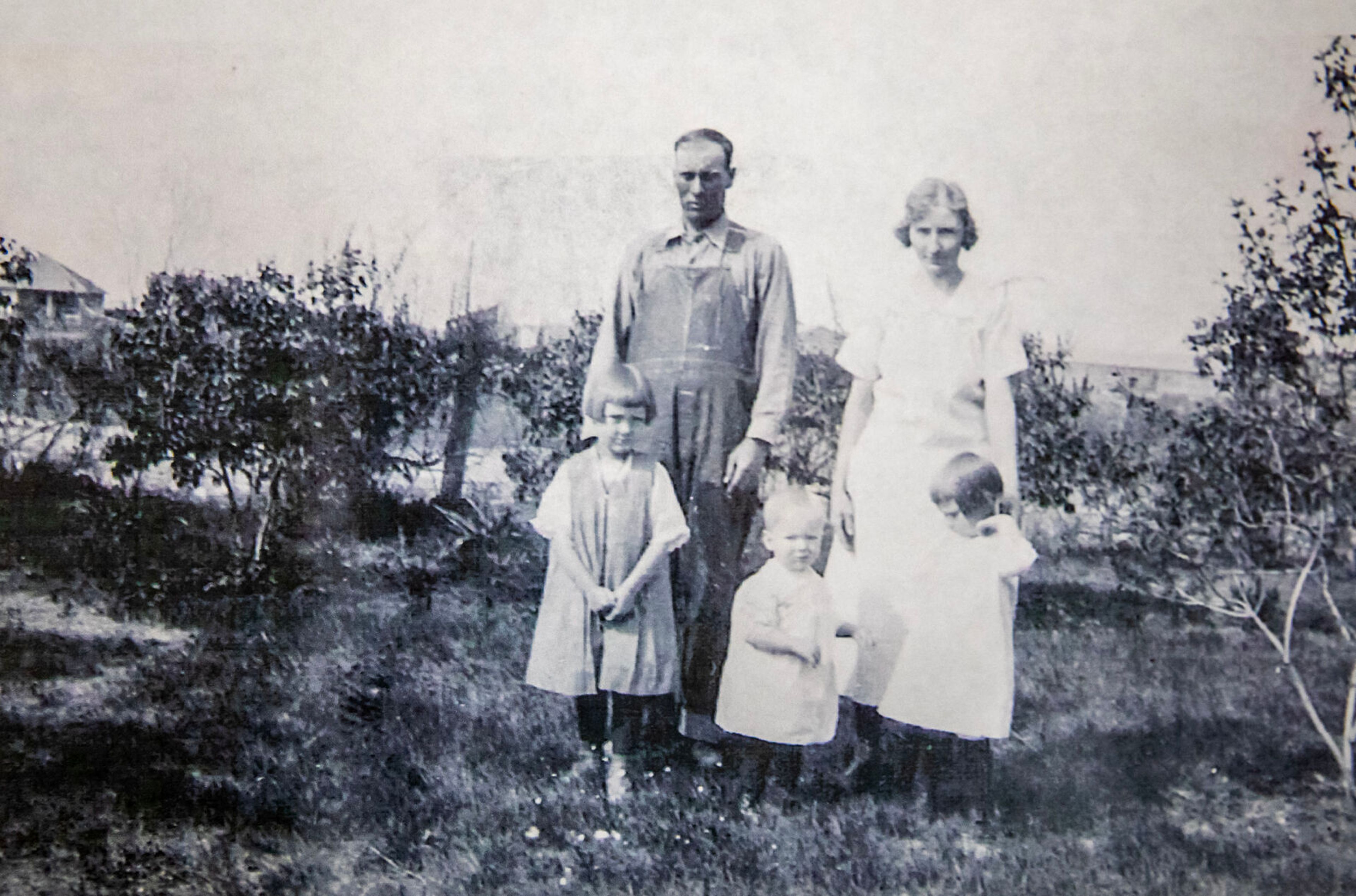 Floyd Thomason, center, is pictured with his sisters and parents.