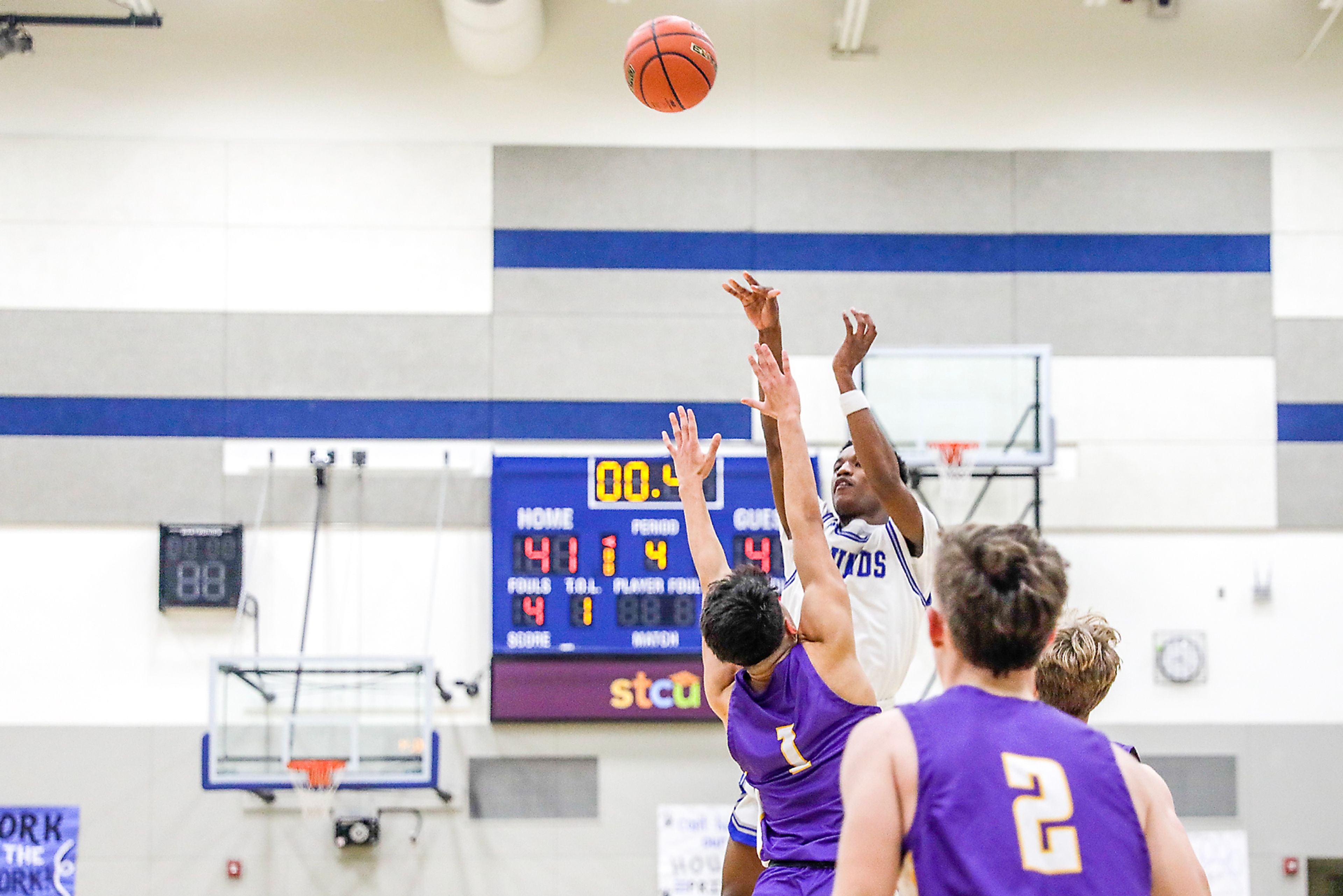 Powaukee, Hounds beat buzzer, Lewiston