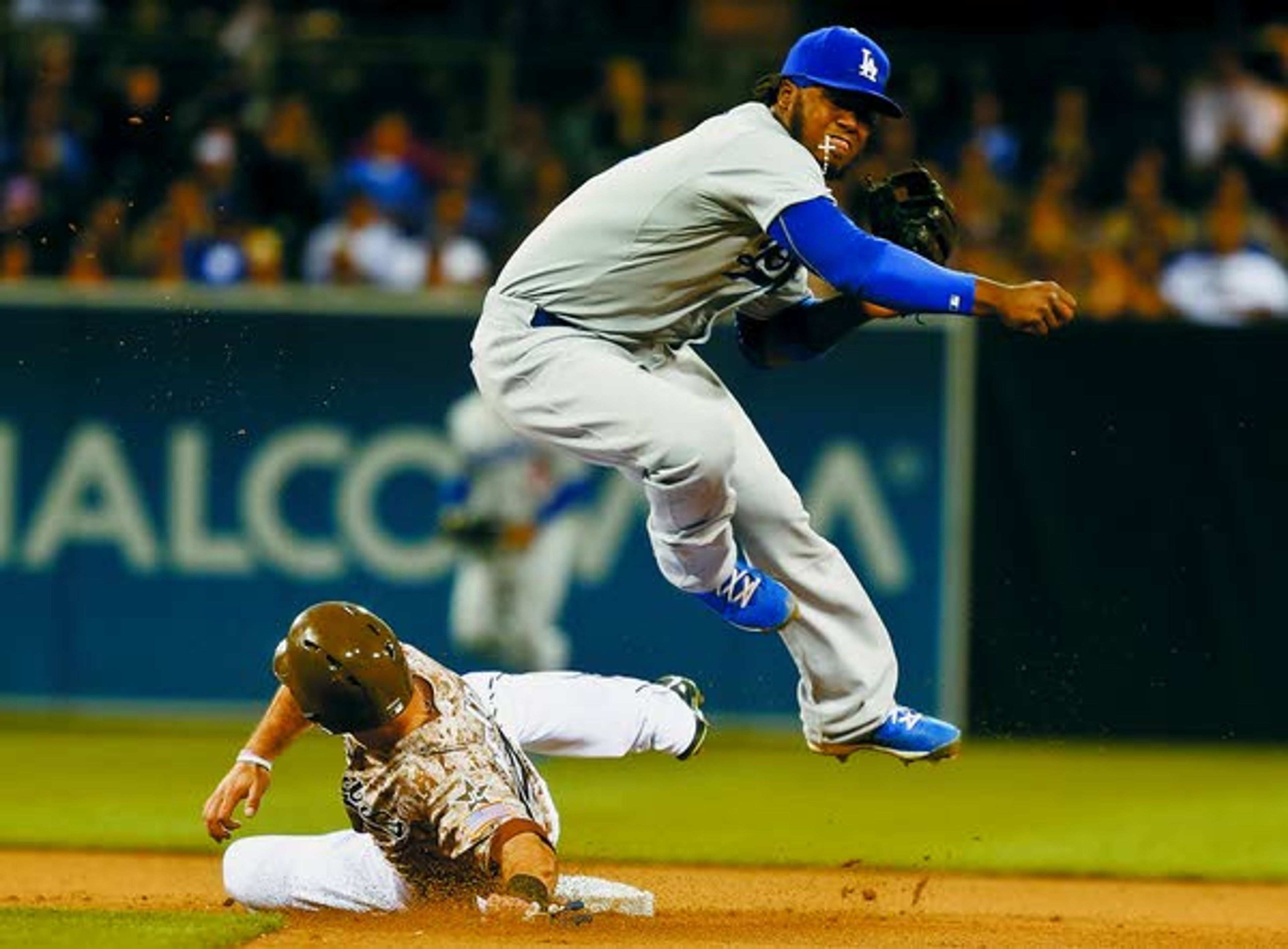 Late HR lifts Padres past Dodgers in US opener