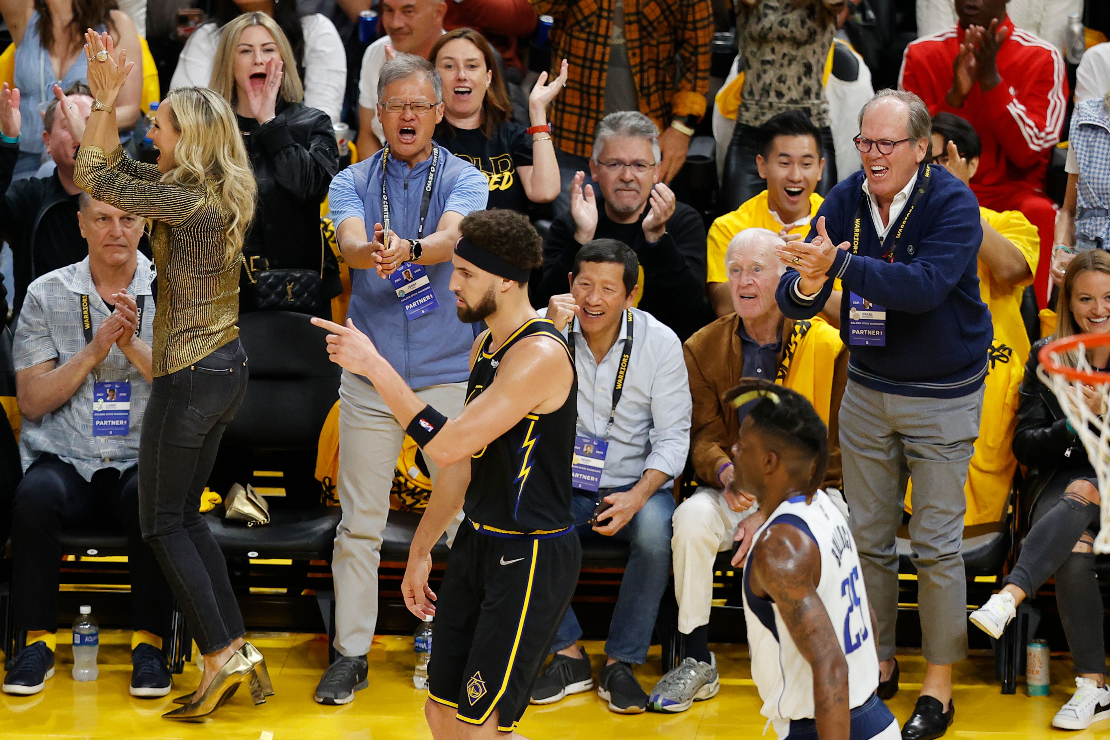 Golden State Warriors guard Klay Thompson, front left, gestures after scoring against the Dallas Mavericks during the first half in Game 5 of the NBA basketball playoffs Western Conference finals in San Francisco, Thursday, May 26, 2022. (AP Photo/John Hefti)