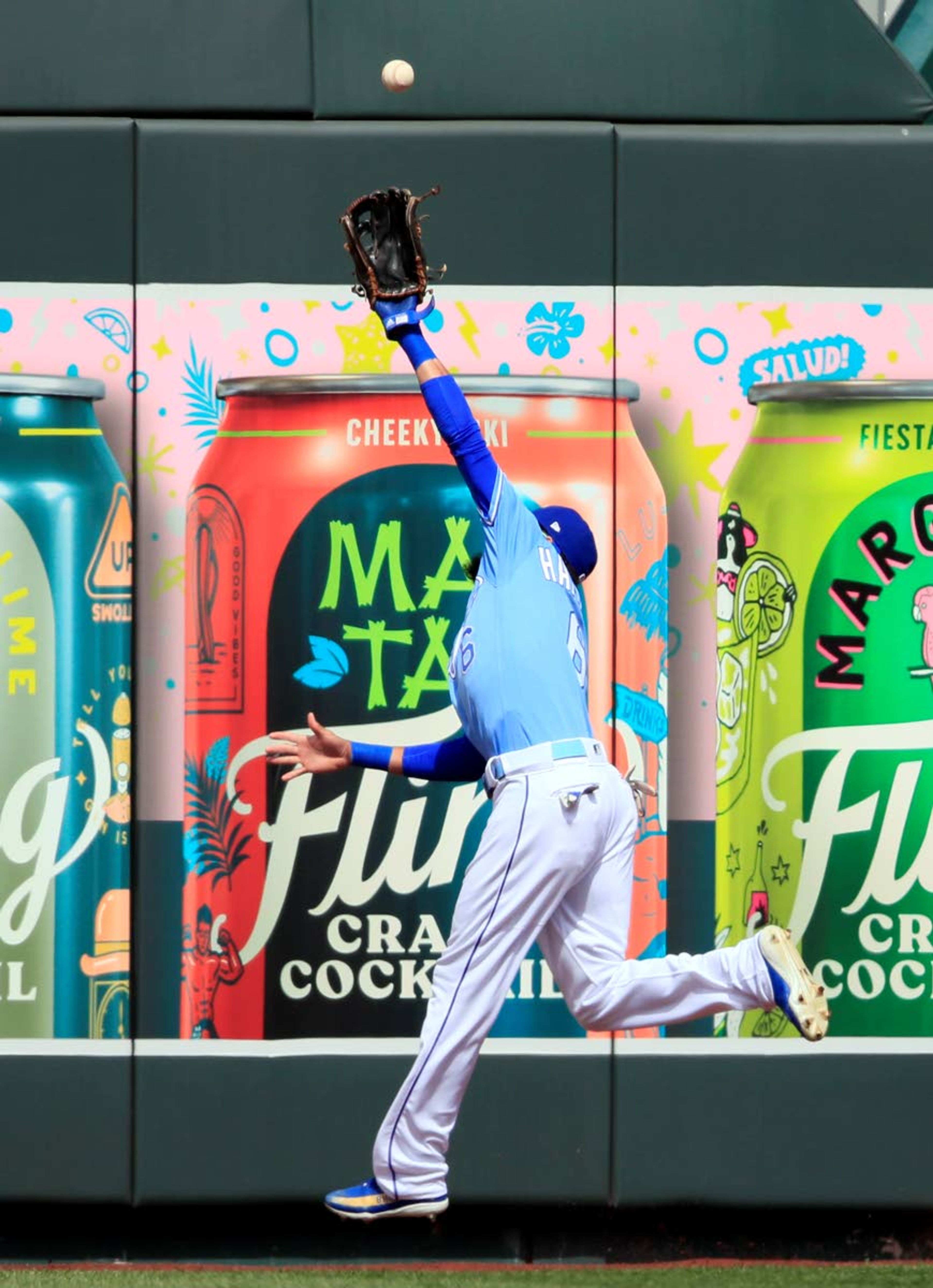 Mariners homer in 15th straight game, down Royals
