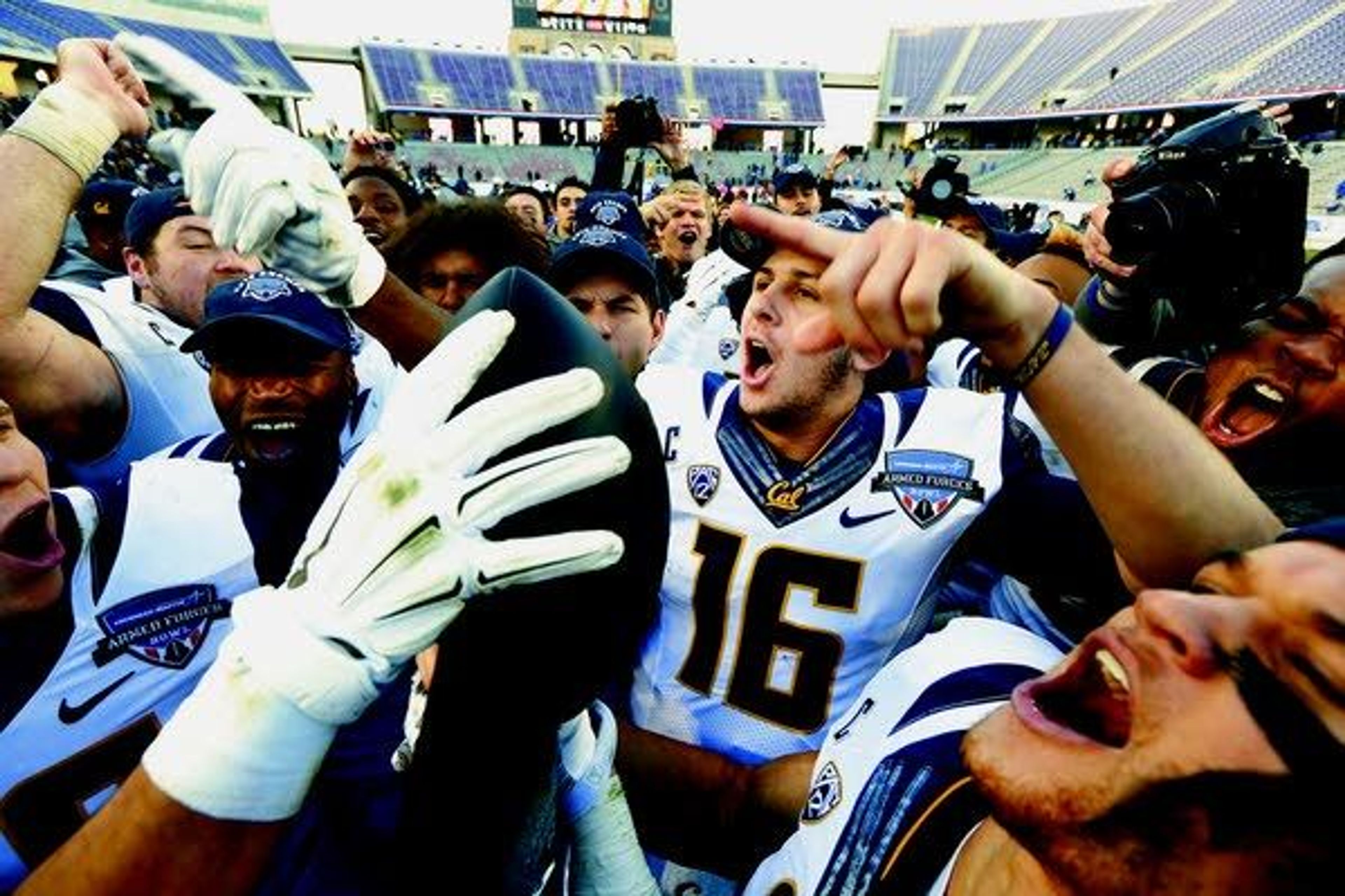 Goff tosses 6 TDs, Cal tops Air Force 5536 in Armed Forces