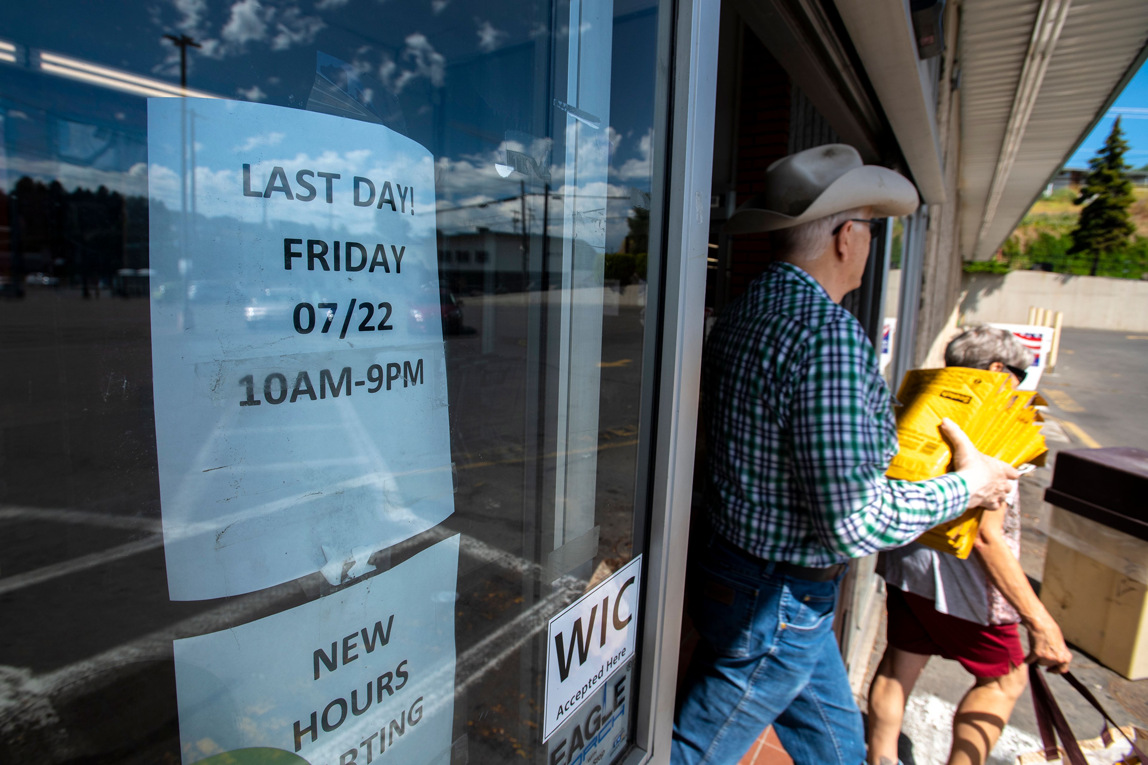 Customers walk out of Dissmore’s IGA on the store’s final day in business in Pullman.