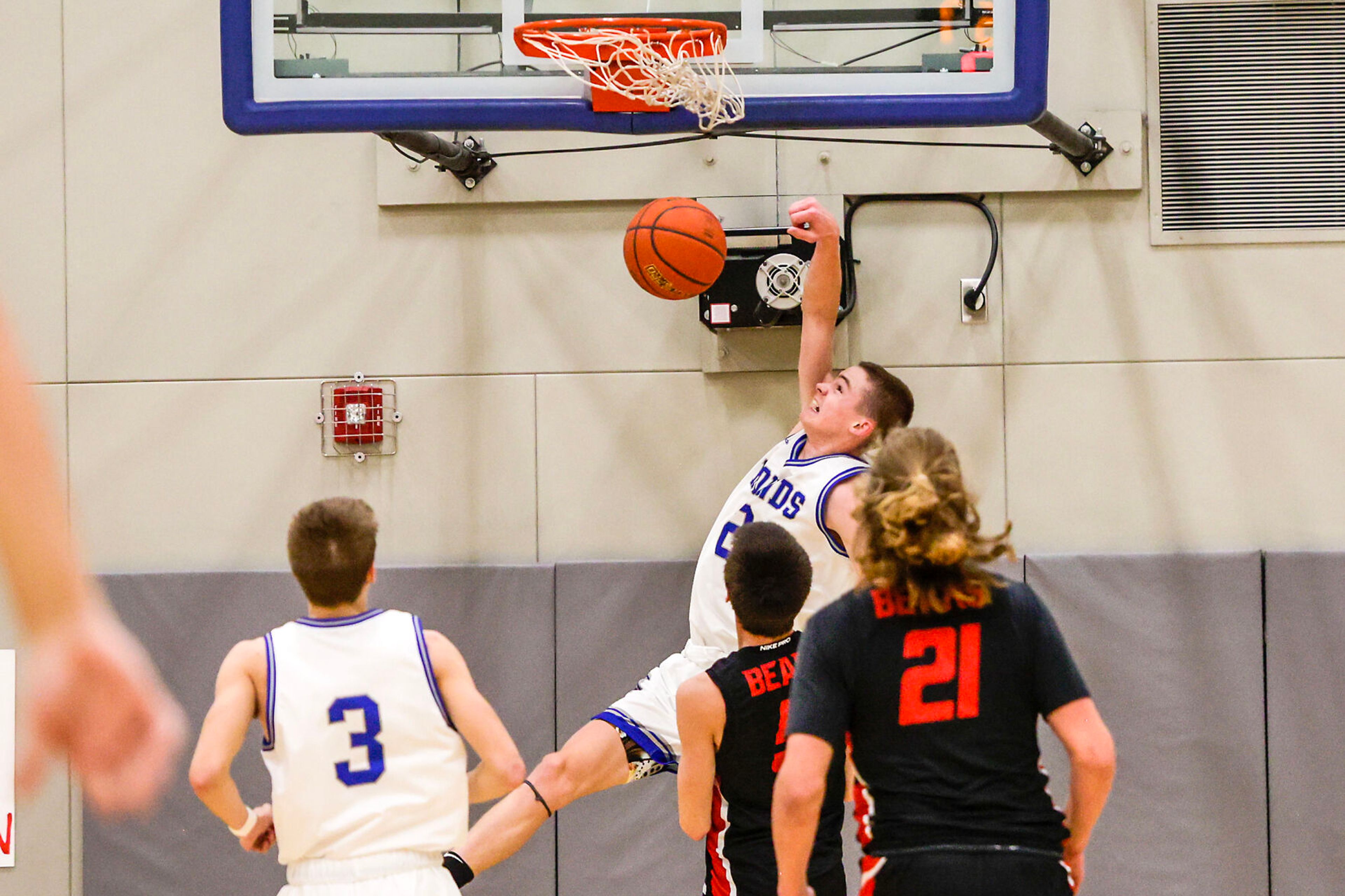 Pullman point guard Jaedyn Brown, center, dunks the ball during Saturday's nonleague boys basketball game against Moscow.