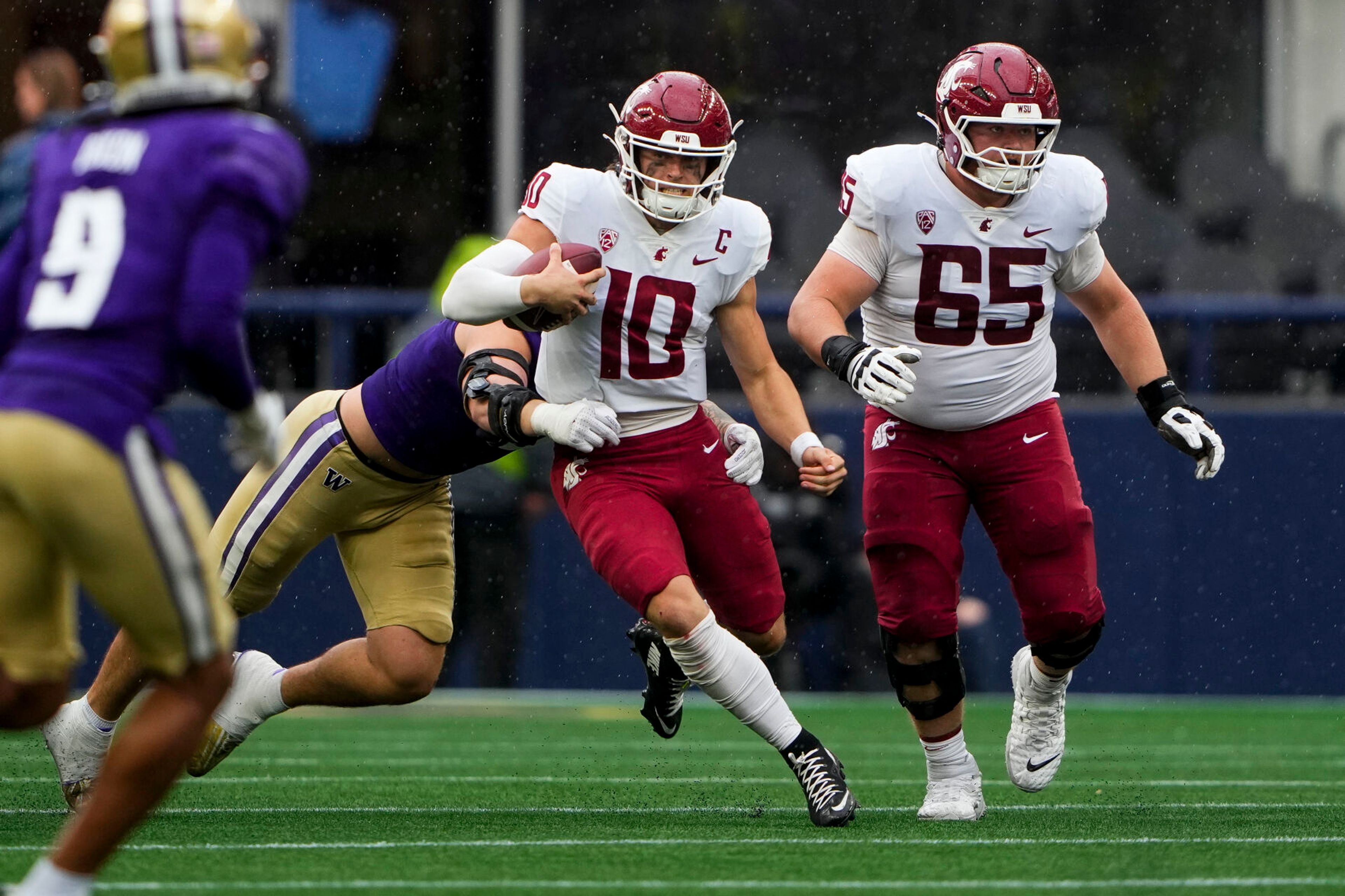 Washington State quarterback John Mateer (10) runs the ball against Washington during the second half of an NCAA college football game Saturday, Sept. 14, 2024, in Seattle. Washington State won 24-19. (AP Photo/Lindsey Wasson)