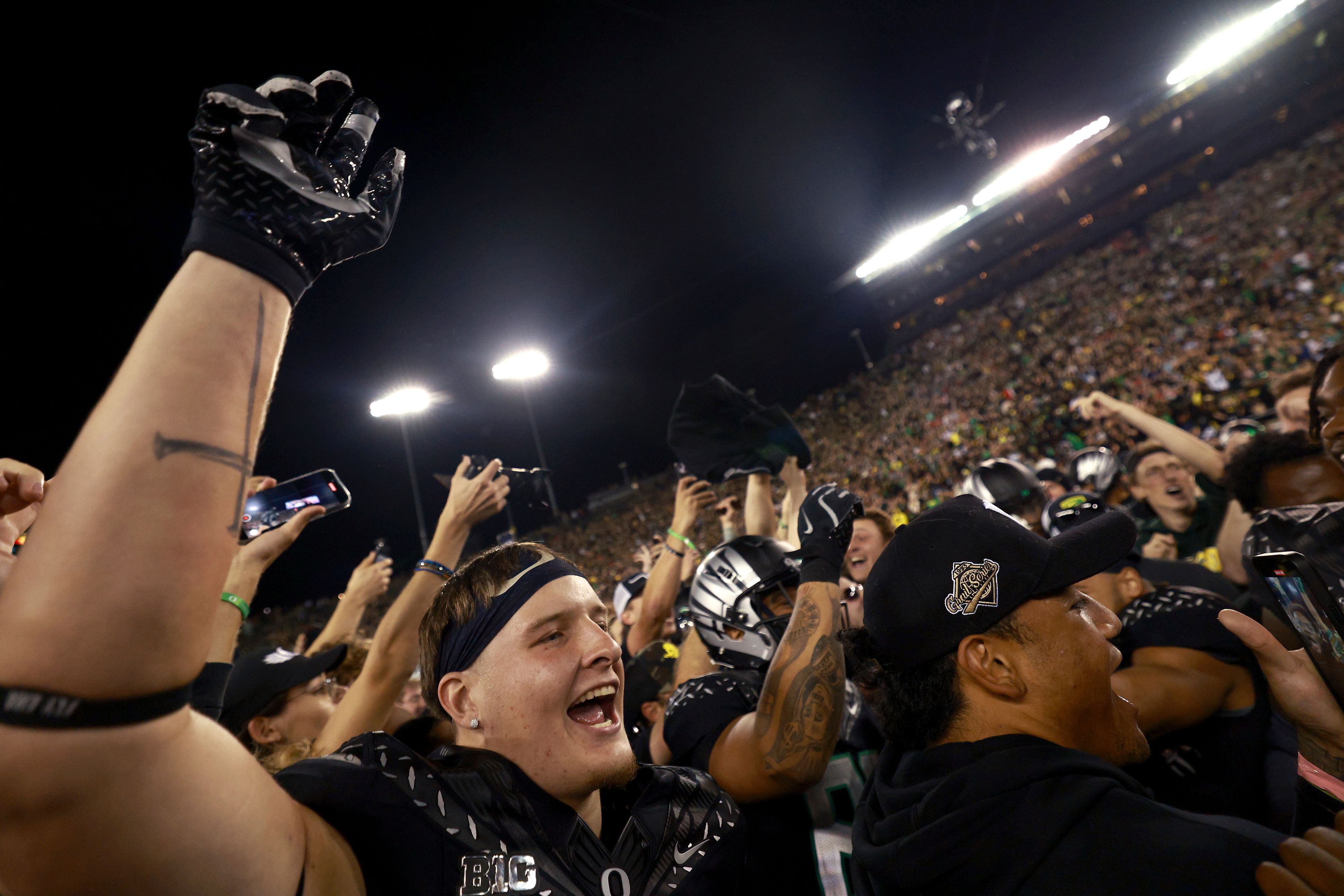 Oregon rises to No. 1 in college football poll