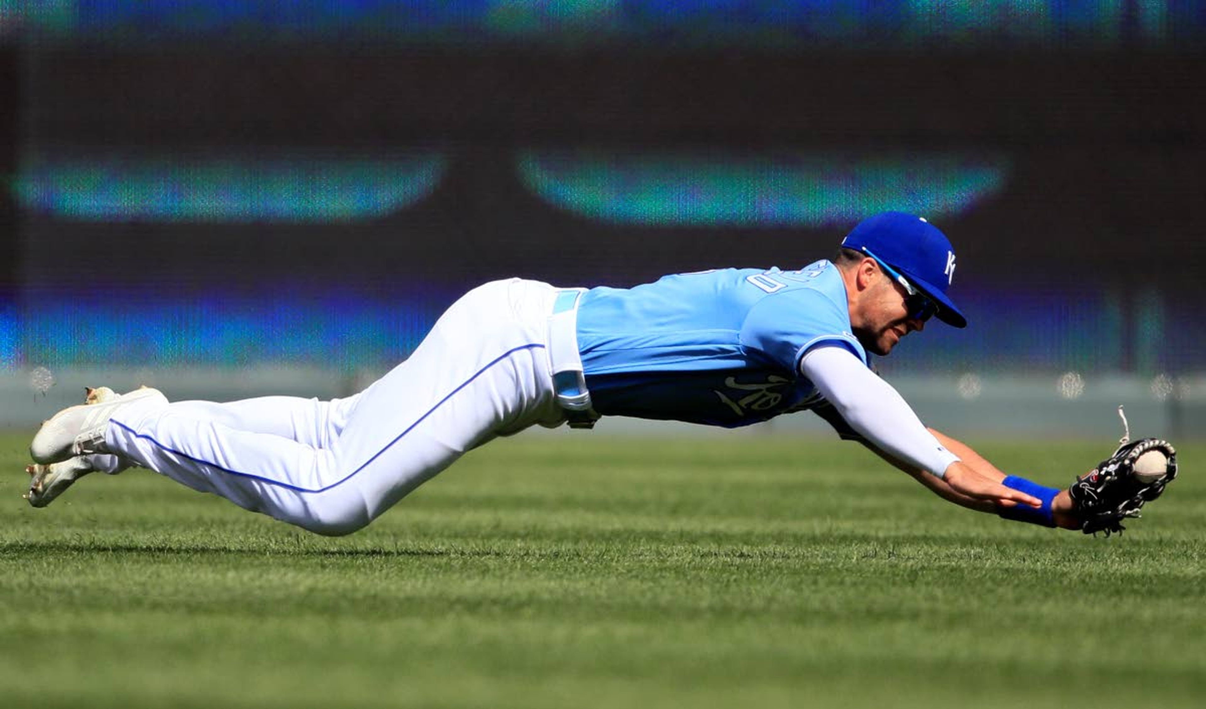 Mariners homer in 15th straight game, down Royals