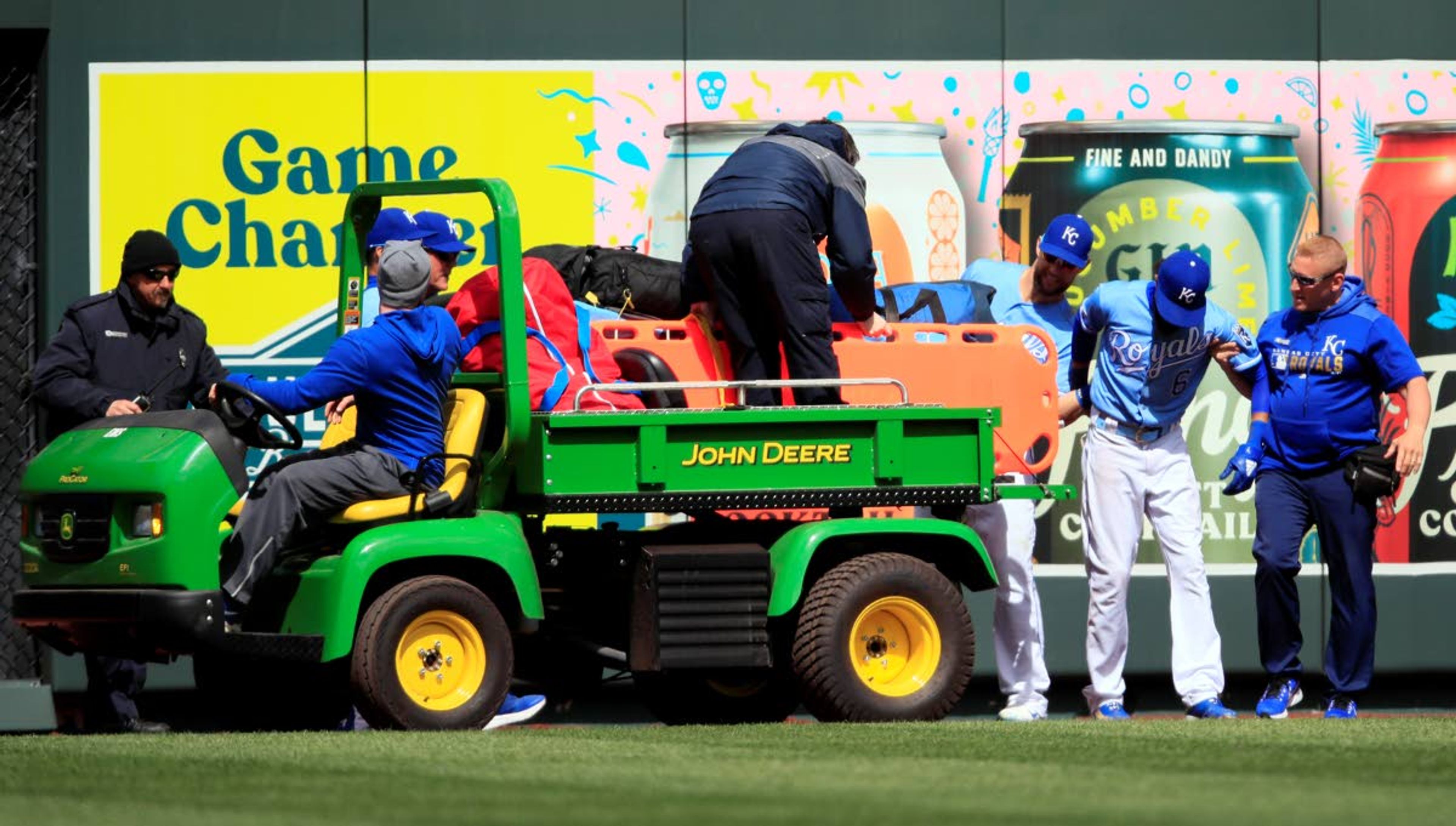 Mariners homer in 15th straight game, down Royals