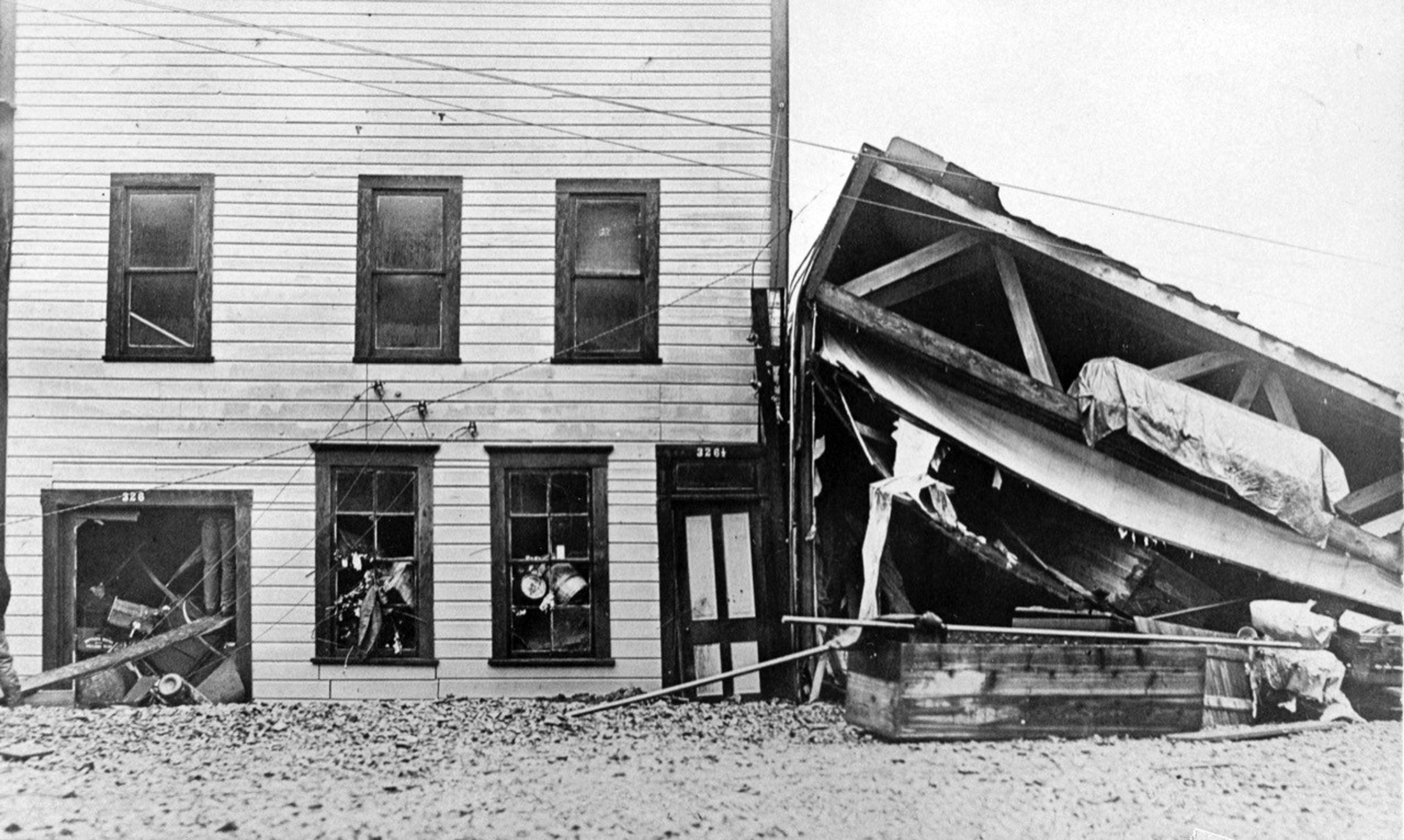 Star Bottling on the left, after the 1910 Pullman flood. A store that sold furniture and coffins is on the right.