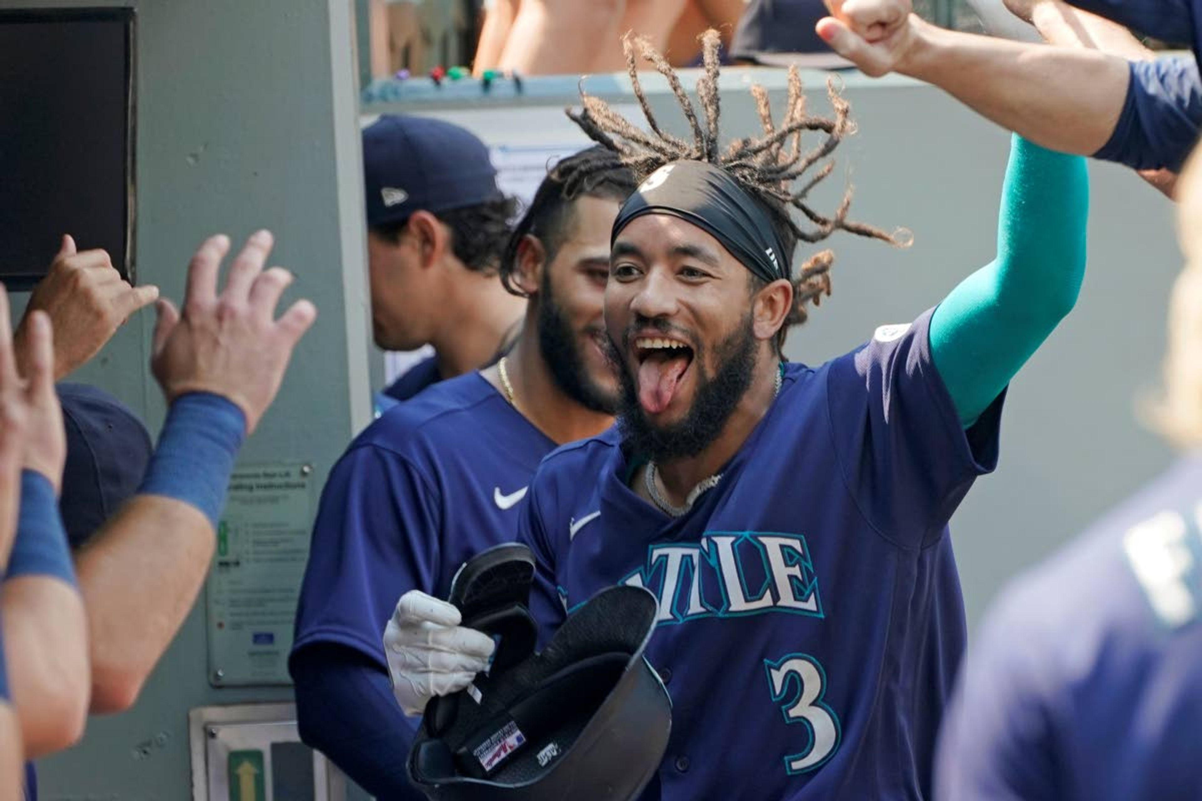 Gonzales throws 2hitter, M’s win 31