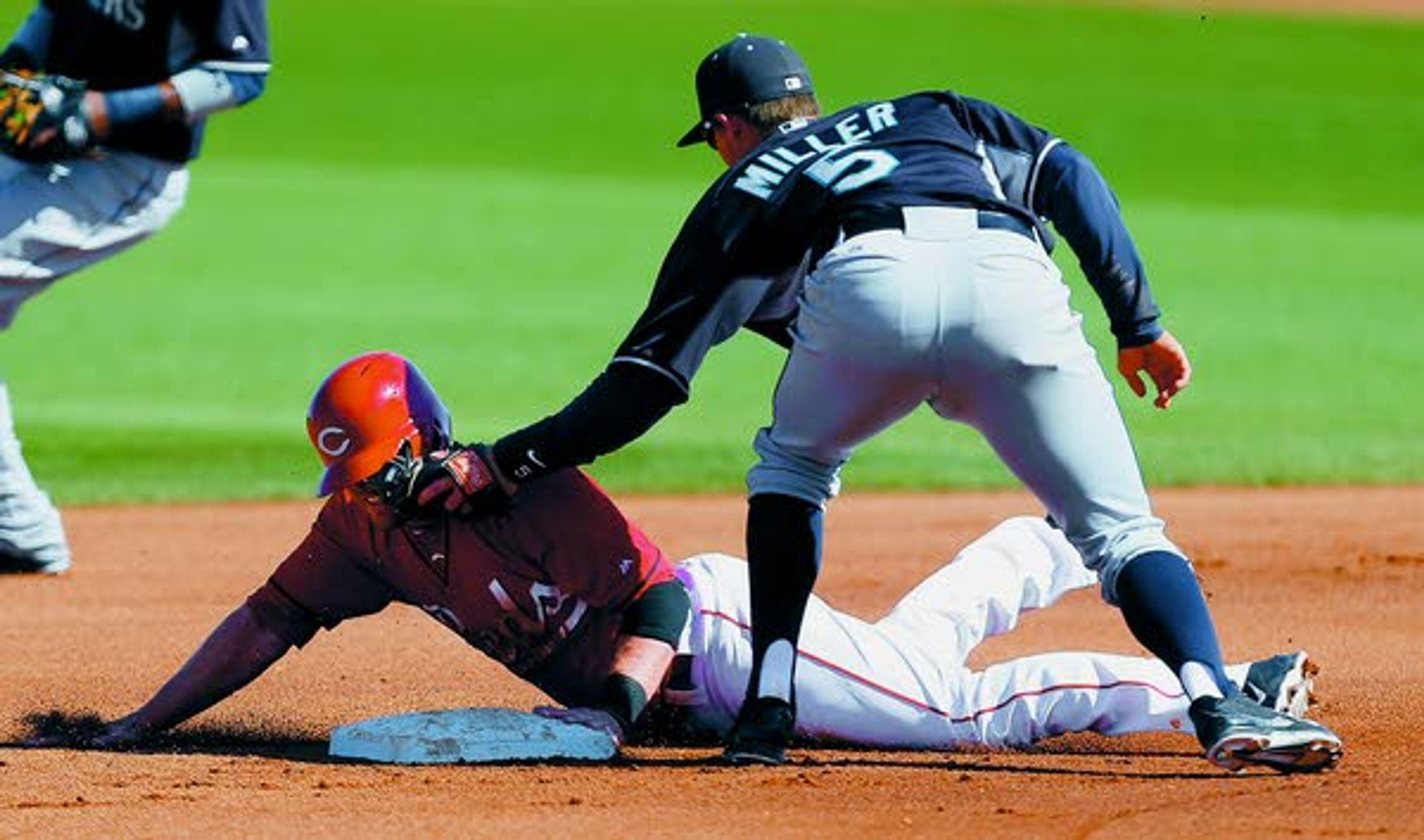 Mariners commit five errors, still beat Reds 65