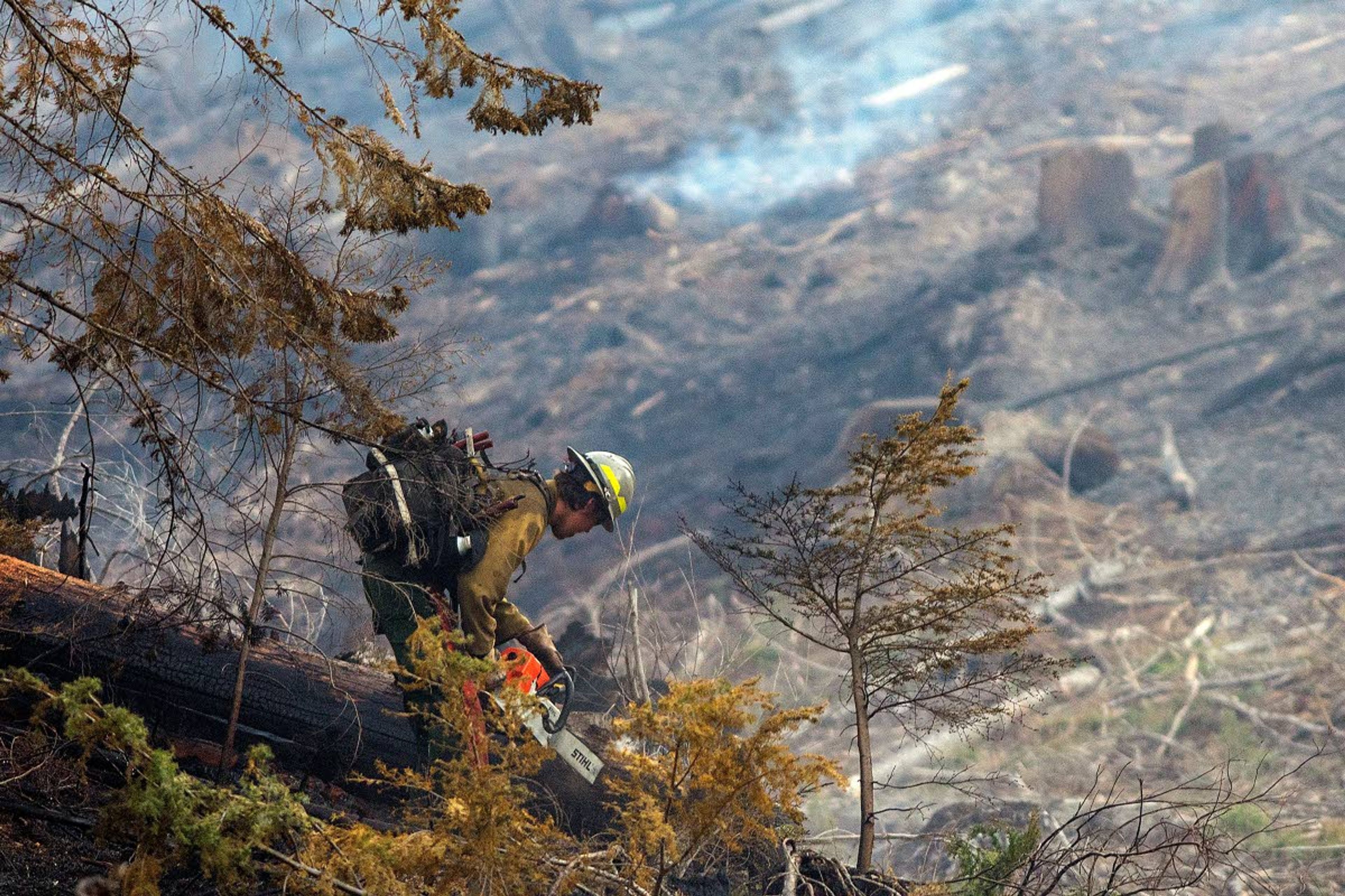 Wildfire scorches 300 acres north of Harvard, continues to burn