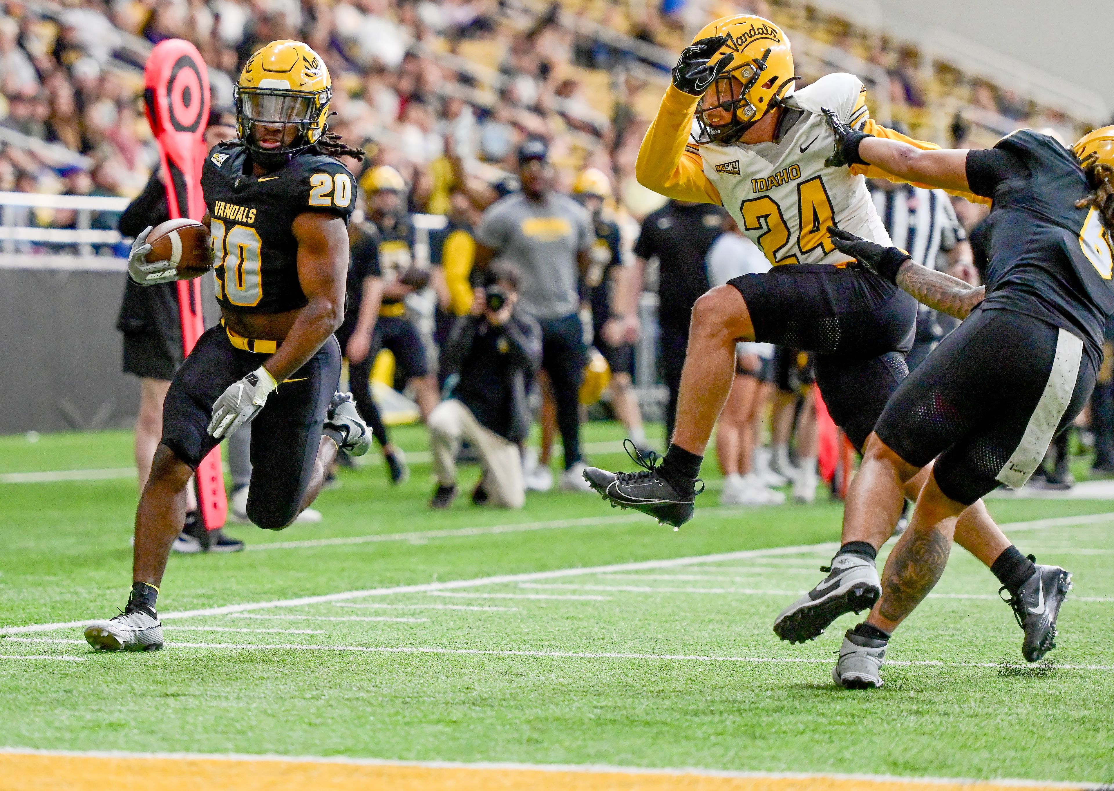 Vandals running back Elisha Cummings (20) runs into the end zone for a touchdown at the annual spring game at the P1FCU Kibbie Dome in Moscow on Friday.