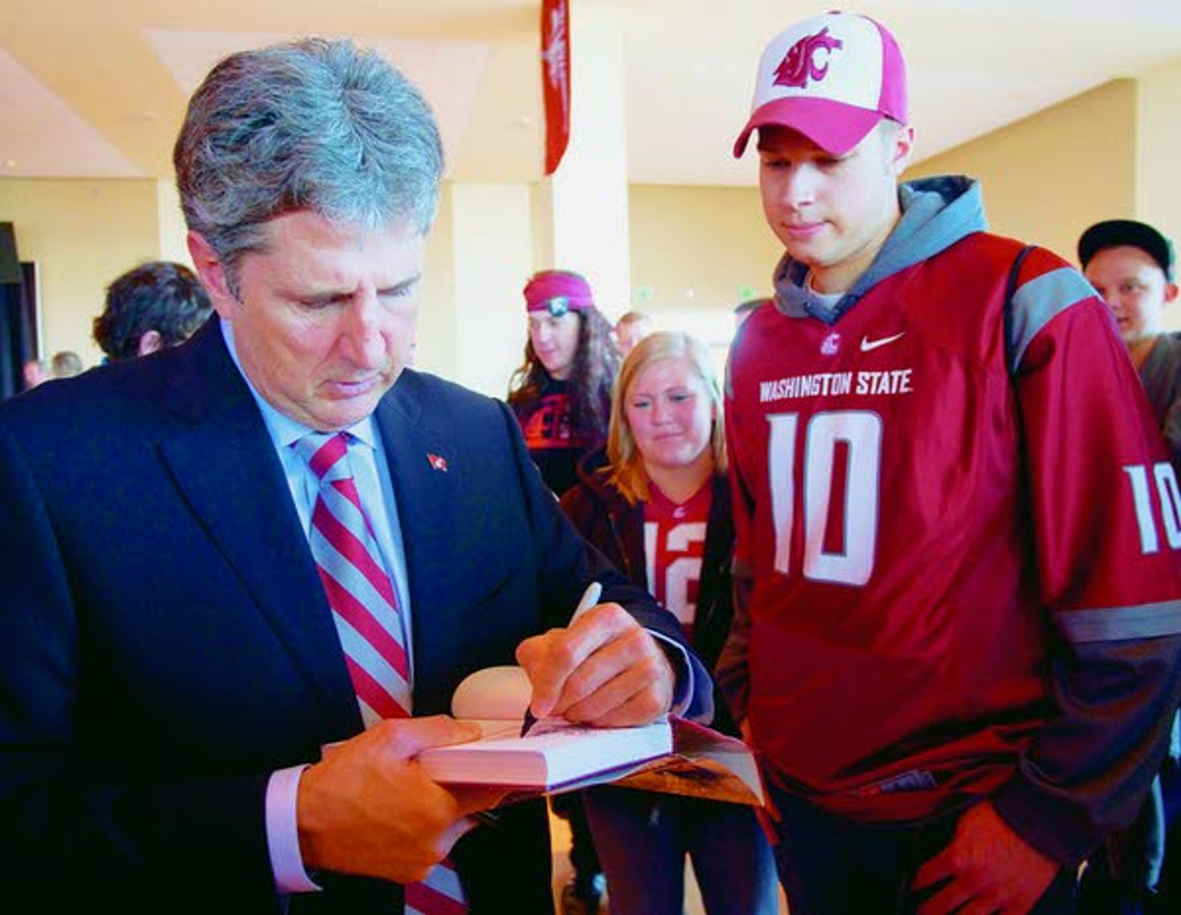 Leach autographs a copy of his book “Swing Your Sword” for
Jordan Meehan, right, of Vancouver, Wash.