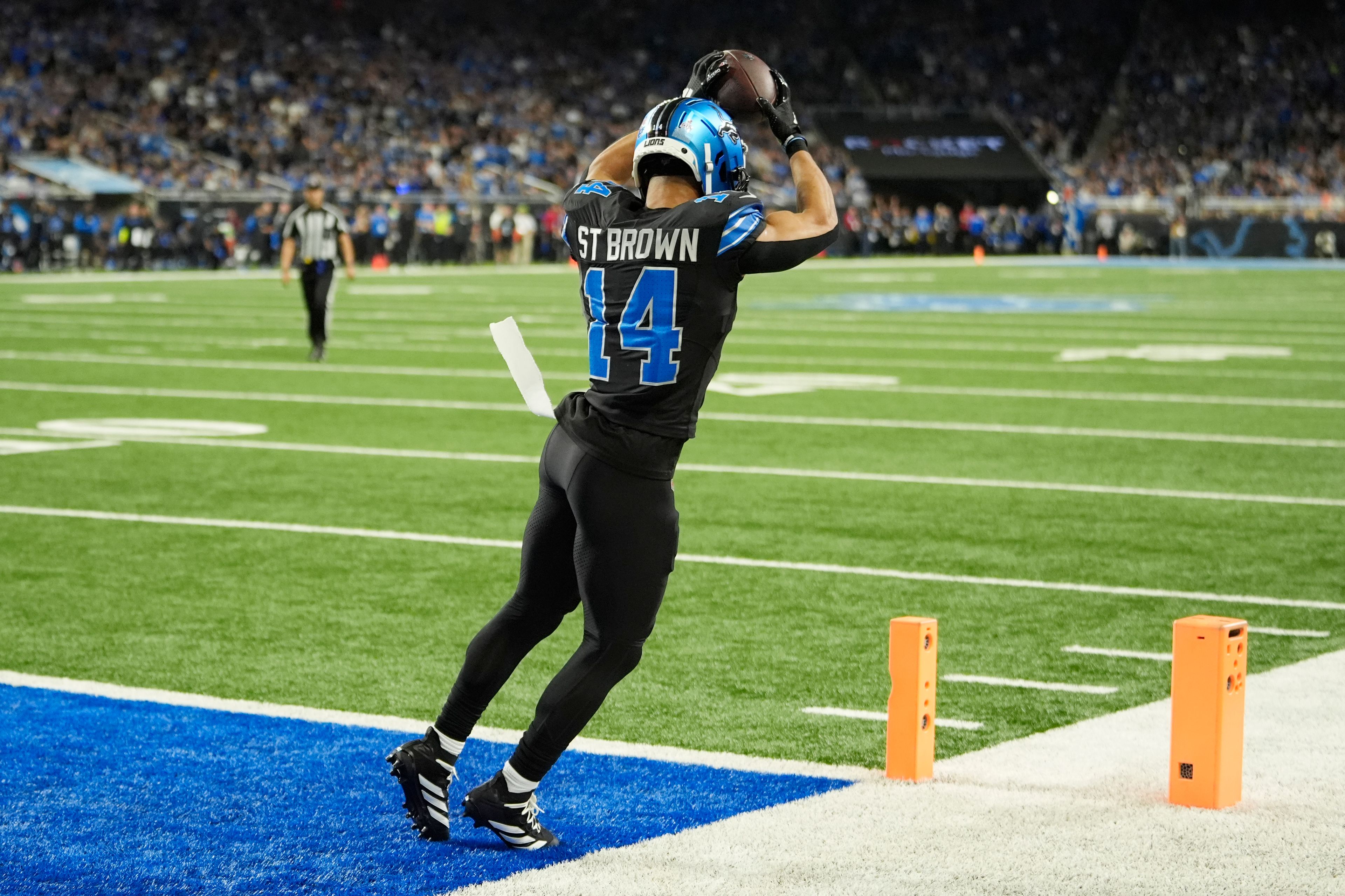 Detroit Lions wide receiver Amon-Ra St. Brown (14) catches a 8-yard reception for a touchdown during the second half of an NFL football game against the Seattle Seahawks, Monday, Sept. 30, 2024, in Detroit. (AP Photo/Paul Sancya)