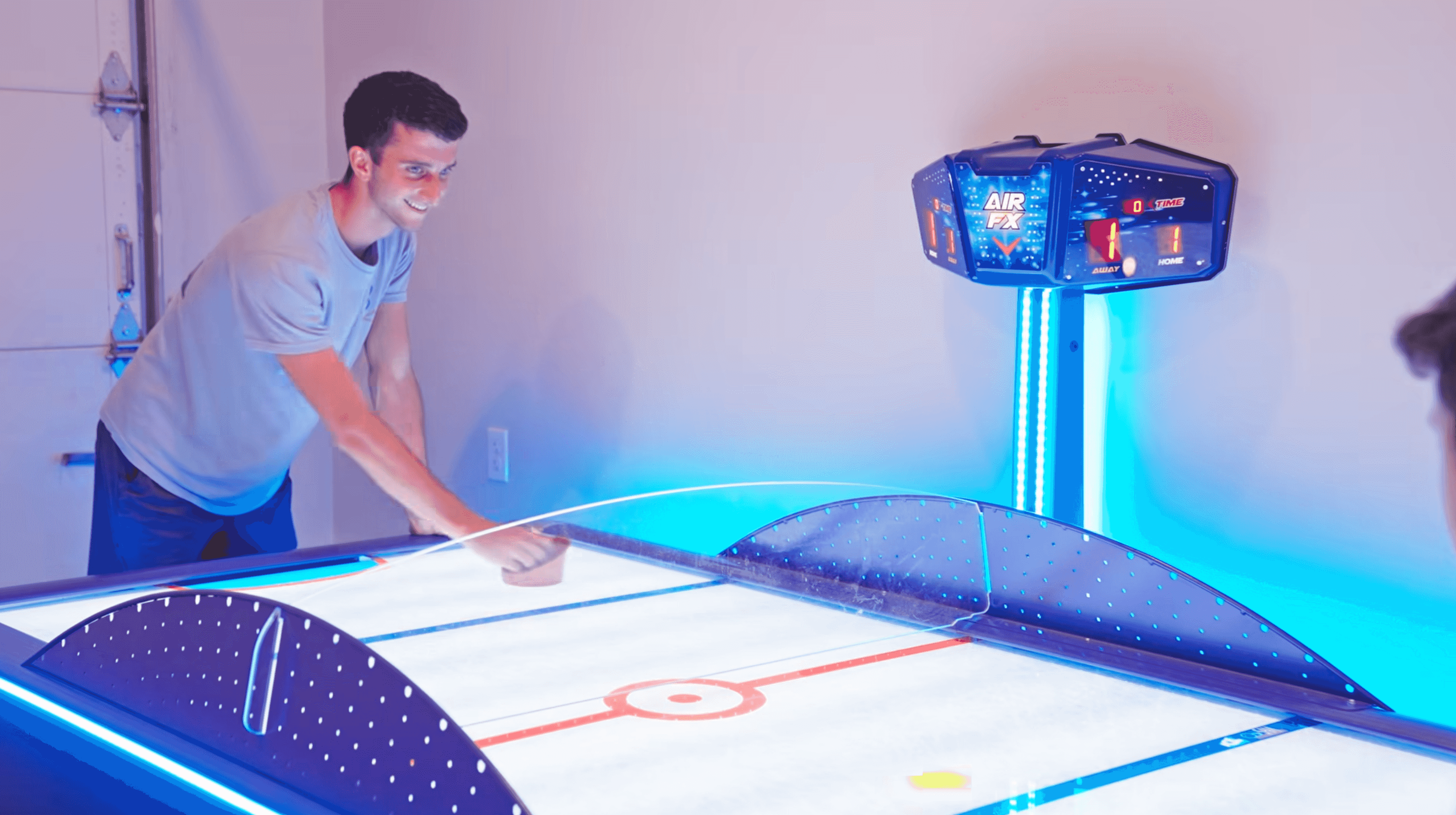 O fliperama tem air hockey, um clássico. 
