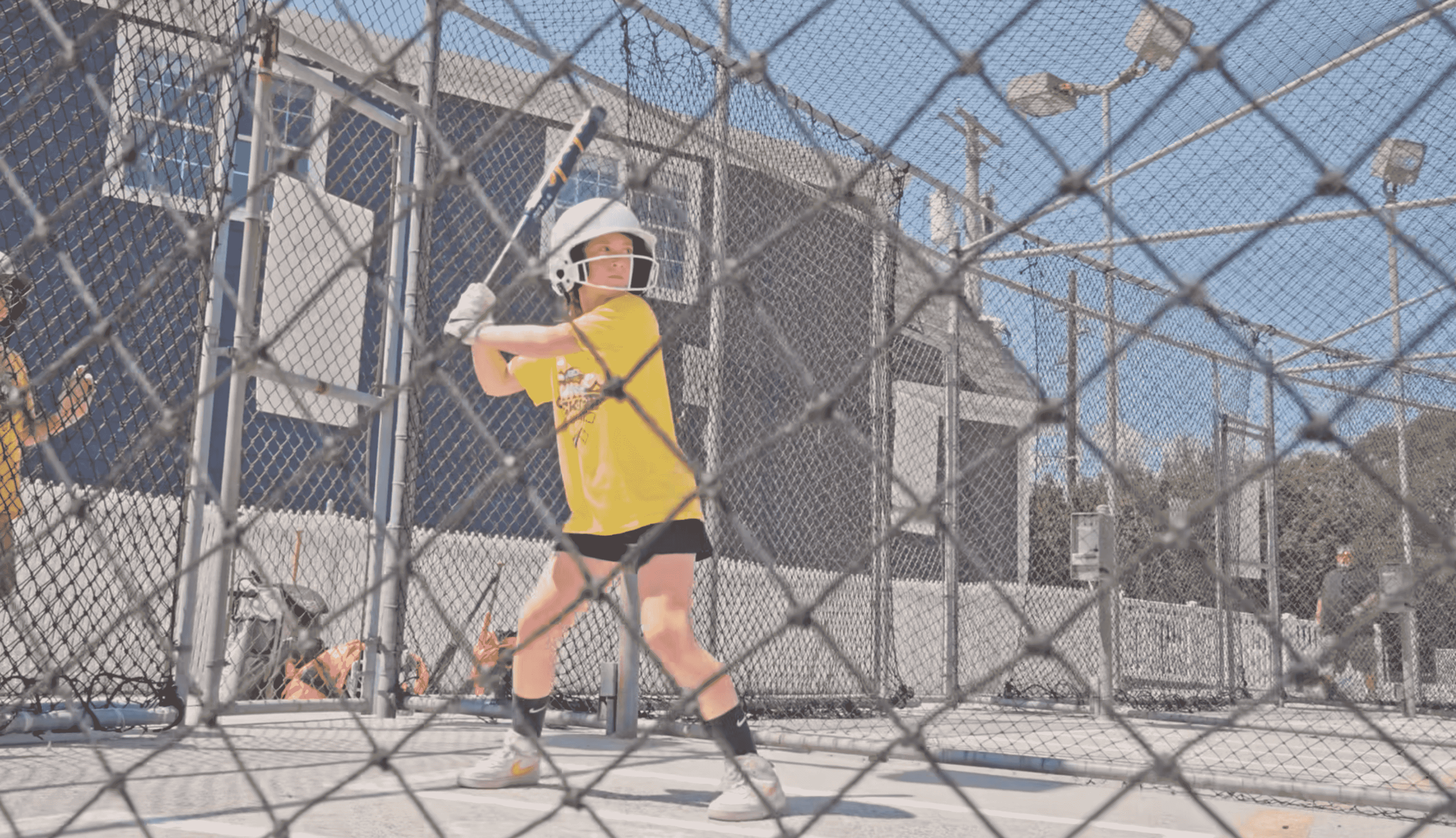 Nove gaiolas de batedura no The Range distribuem bolas de beisebol ou softball em velocidades variadas de arremesso. 
