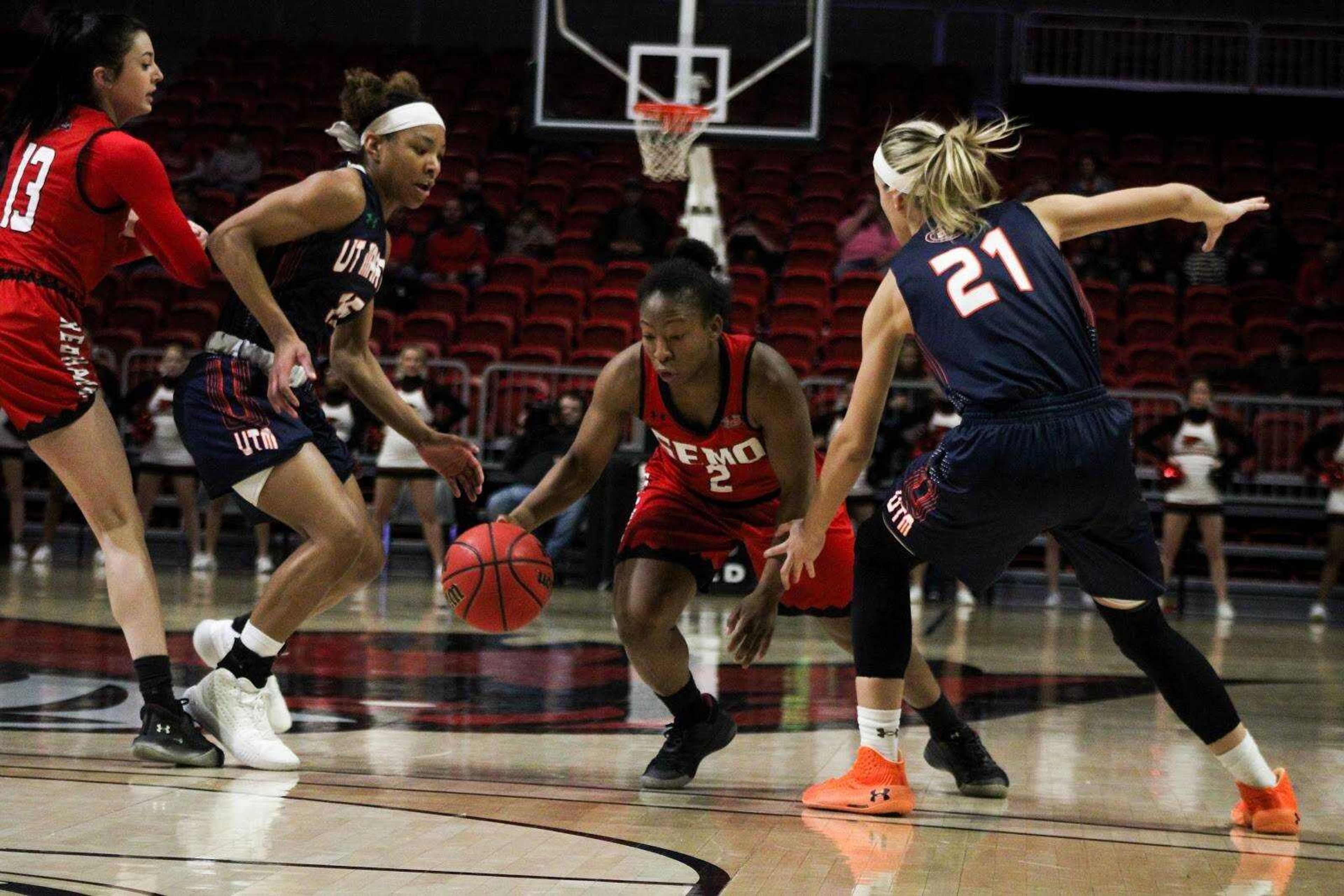 Women’s basketball wins tenth in a row