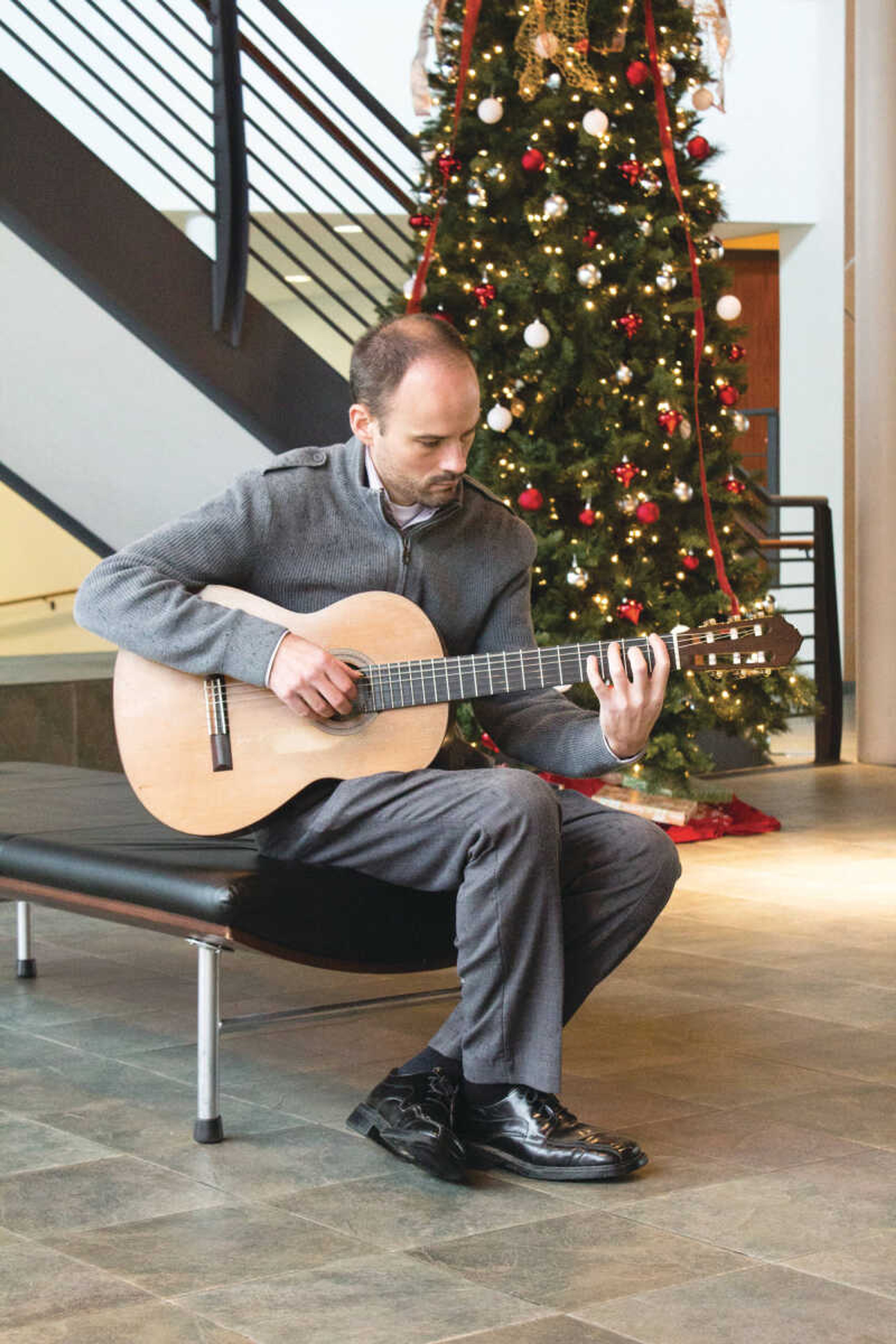 Double Fret duo to provide nostalgia to audience with holiday chamber music