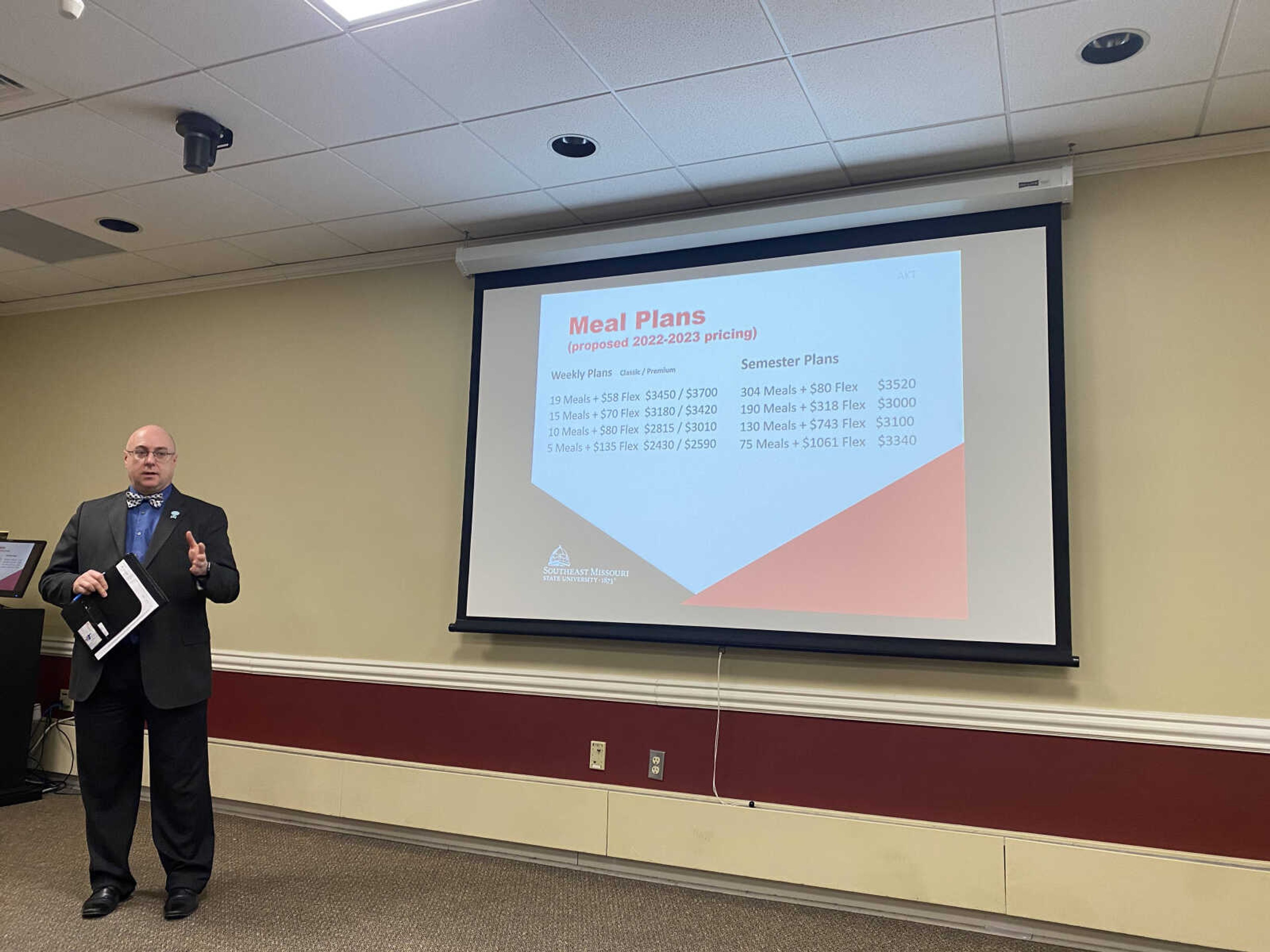 Associate Vice President of Student Life Bruce Skinner presents to students at a dining plan open forum on Feb. 15. The forum was organized following student concerns over meal plan changes for the fall 2022 semester.