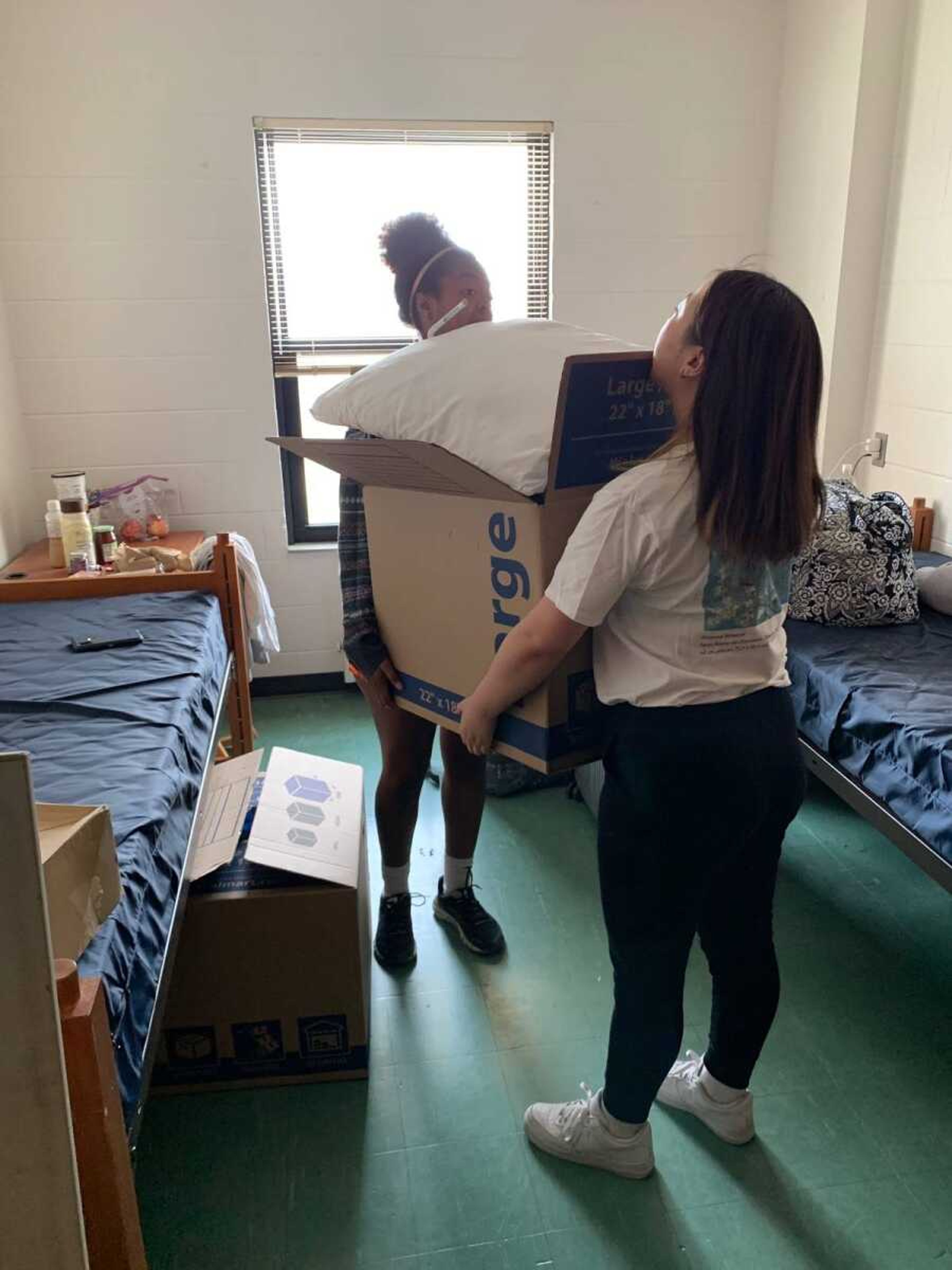 Alyssa Reed (Left) and Lina Nakata (Right) moving out the dorm on March 30th.