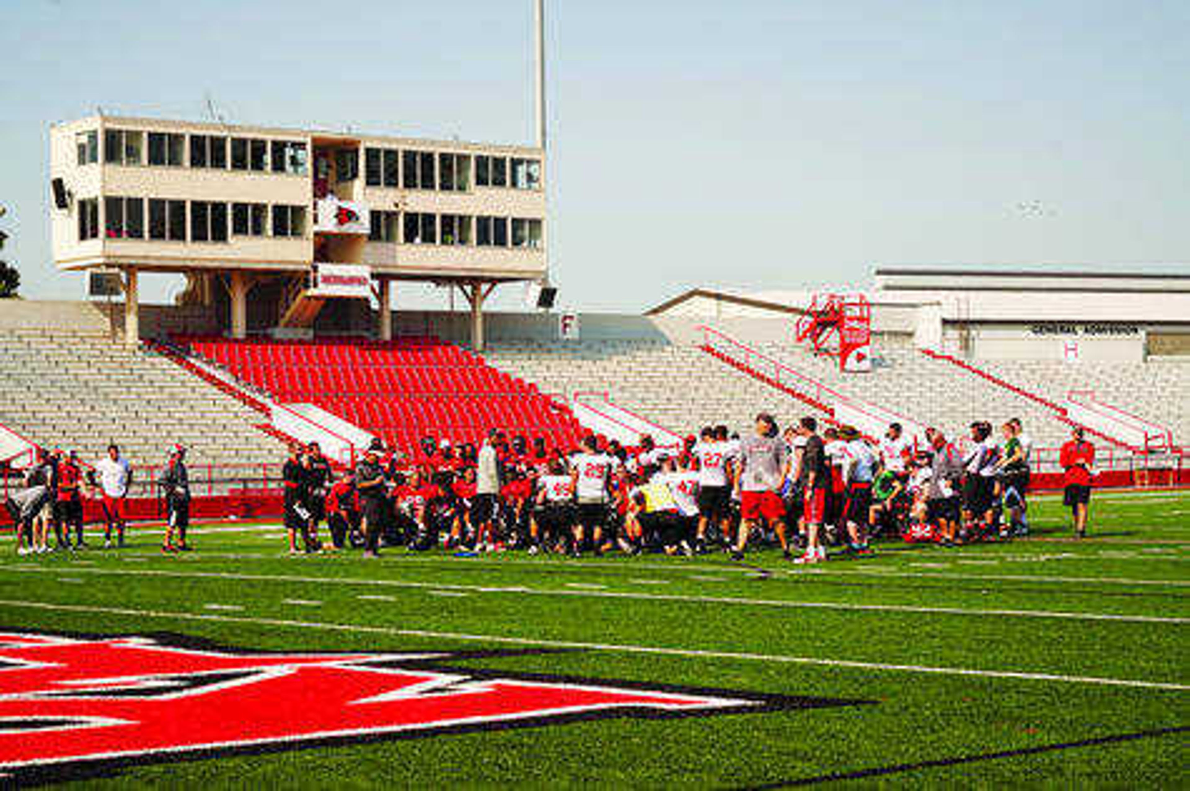 <b>The Southeast football team gathers around for a talk after practice on Aug. 20.</b>Photo by Alyssa Brewer