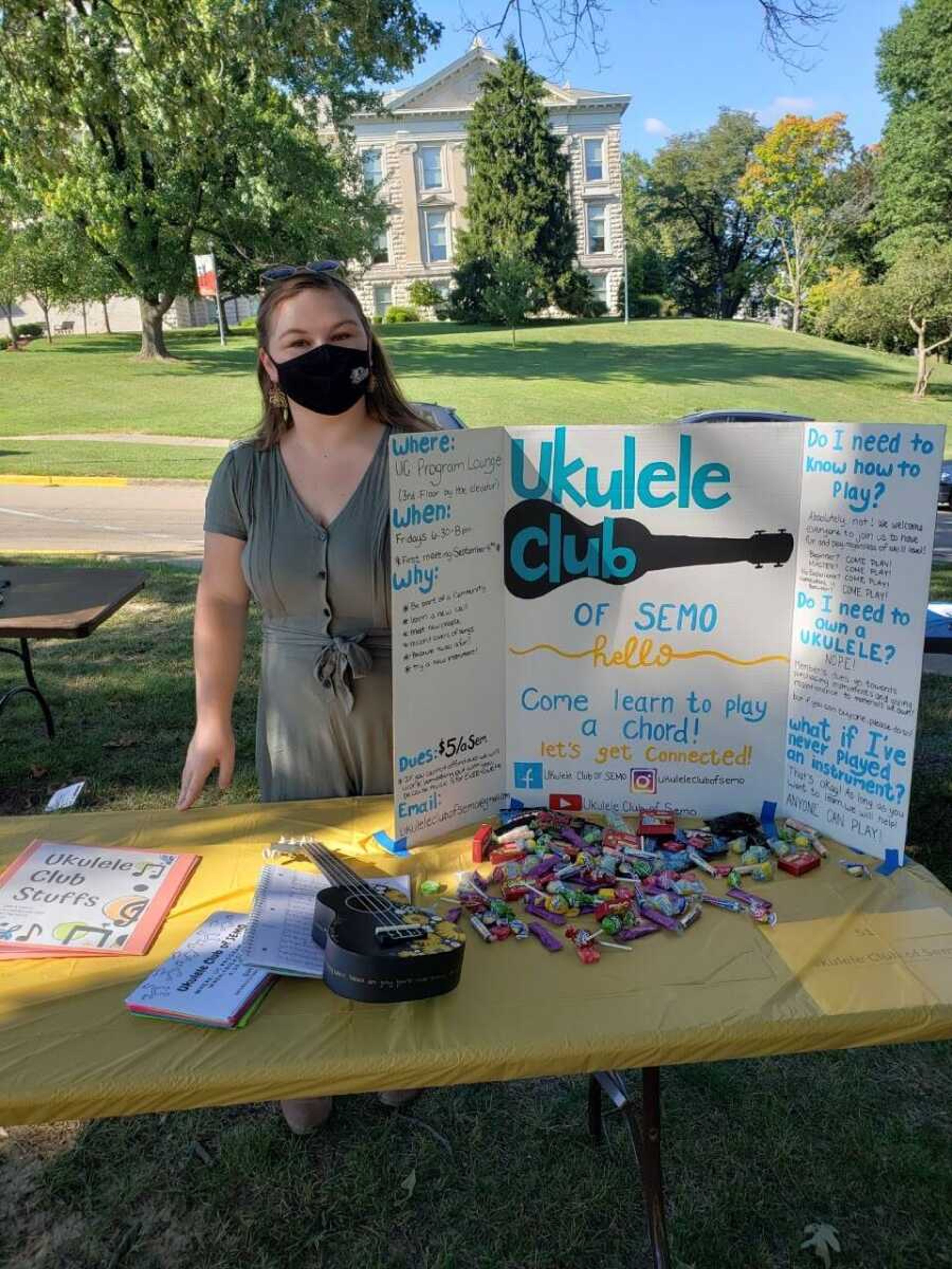 Megan Thompson provides information about Ukulele Club at the Fall 2020 Involvement fair.
