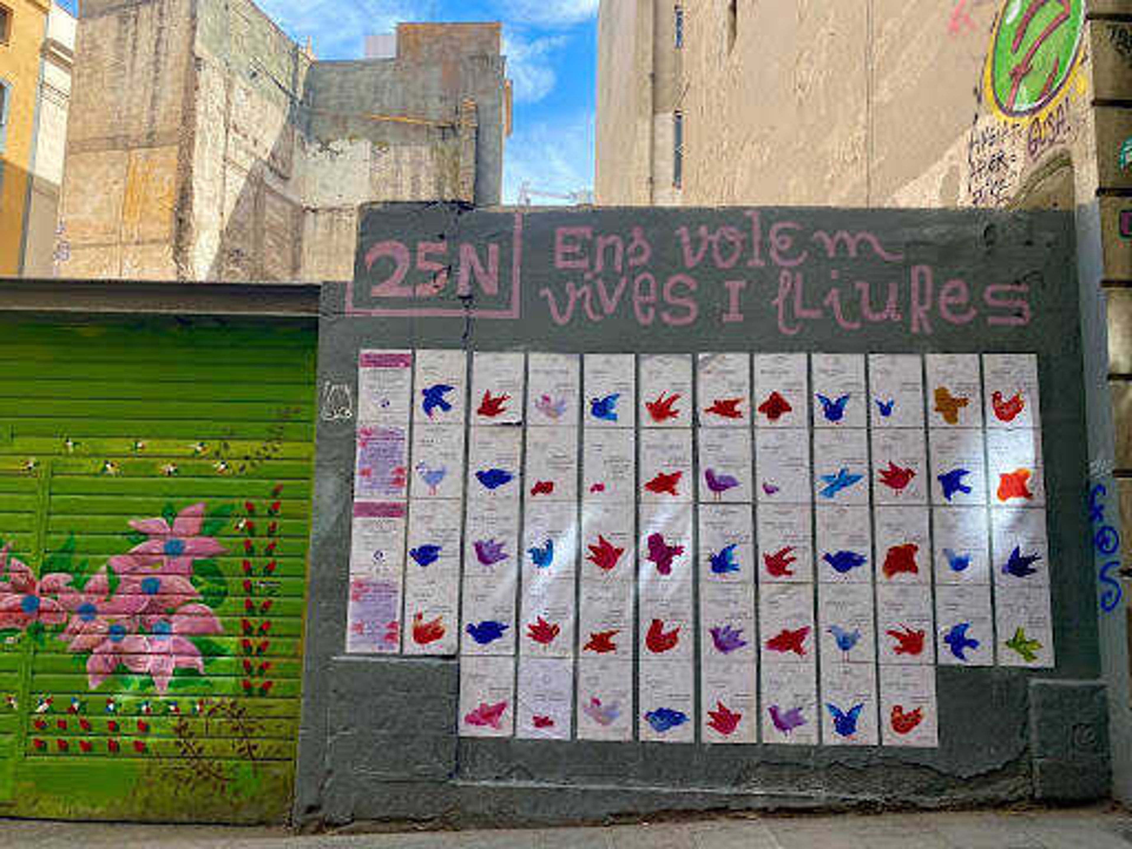 Translated from Catalan, this wall says, “We want to be alive and free.” The wall is covered in paintings of birds that symbolize women’s rights and freedom, painted by young girls in Barcelona.