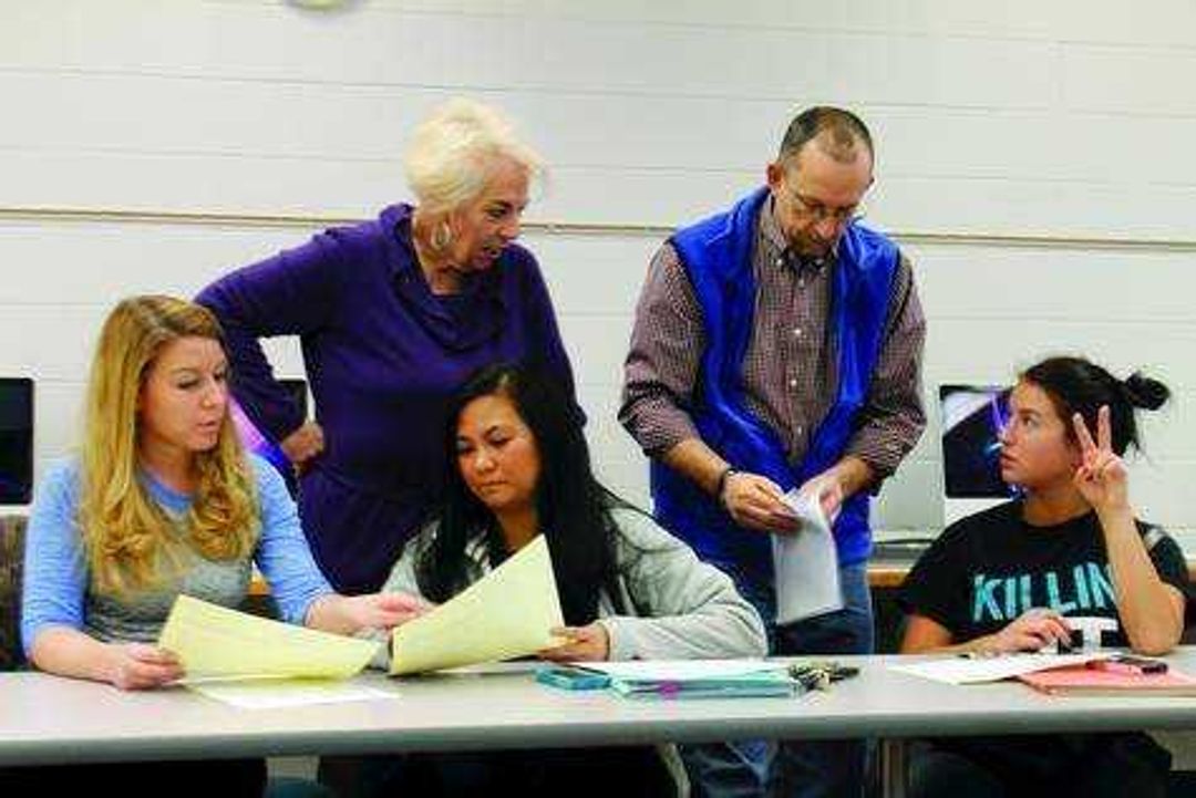 Dr. Susan Gonders and Michael Simmons help students majoring in public relations during an advising session on Feb. 15. Photo by Drew Yount