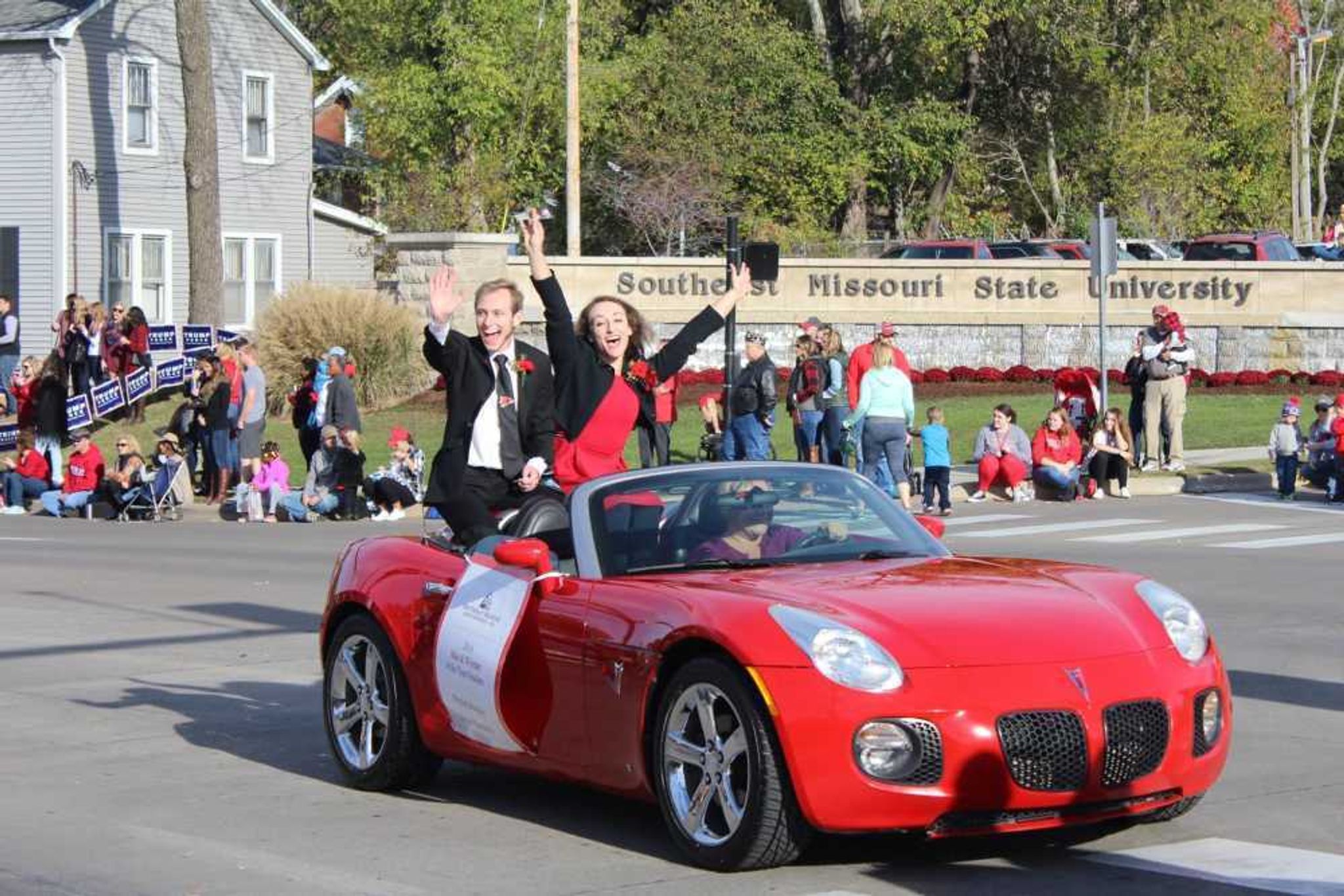 SGA President Peyton Mogley and Vice President Dylan Kennedy wave from their 2016 homecoming ride.