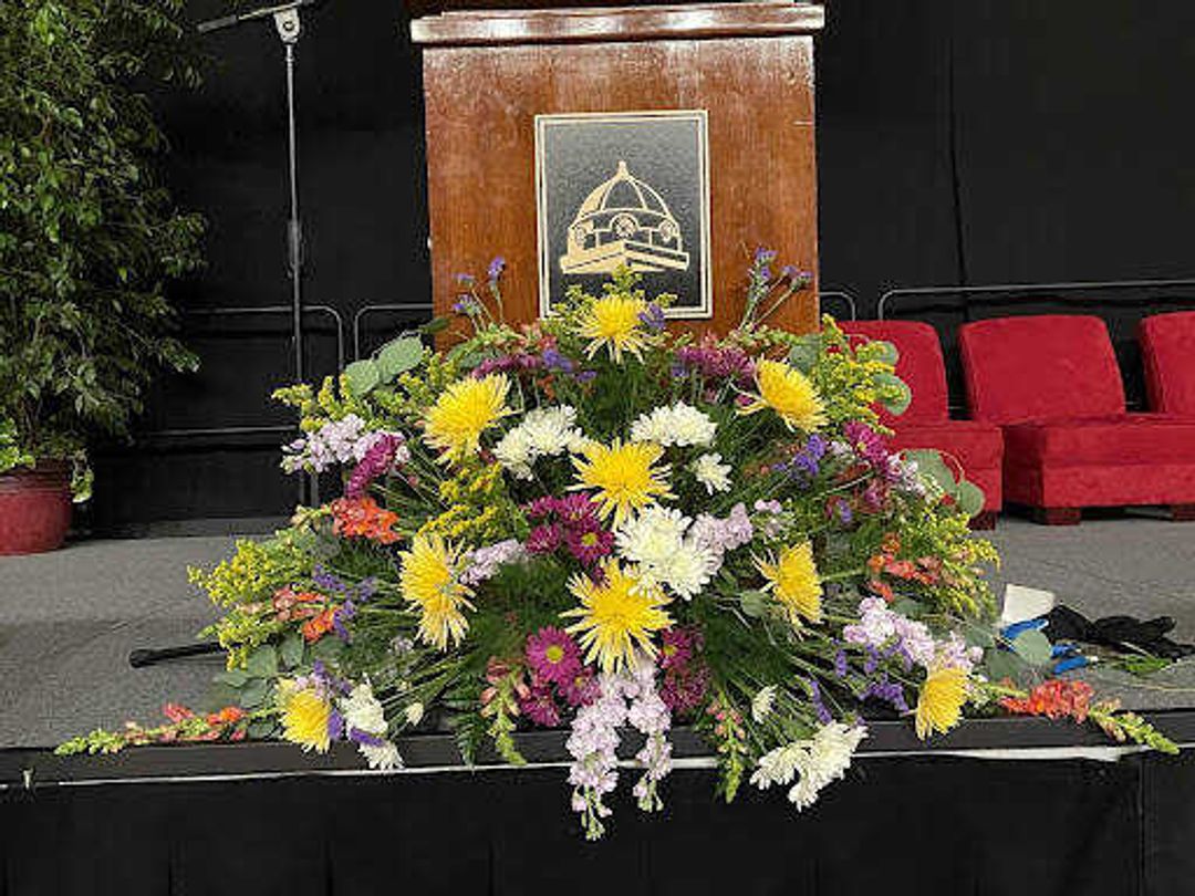 Ian Graves’ second arrangement for the President’s Council. Both of the arrangements he created for the President’s Council were featured and bought by the organizers of the event at the end of the evening.
