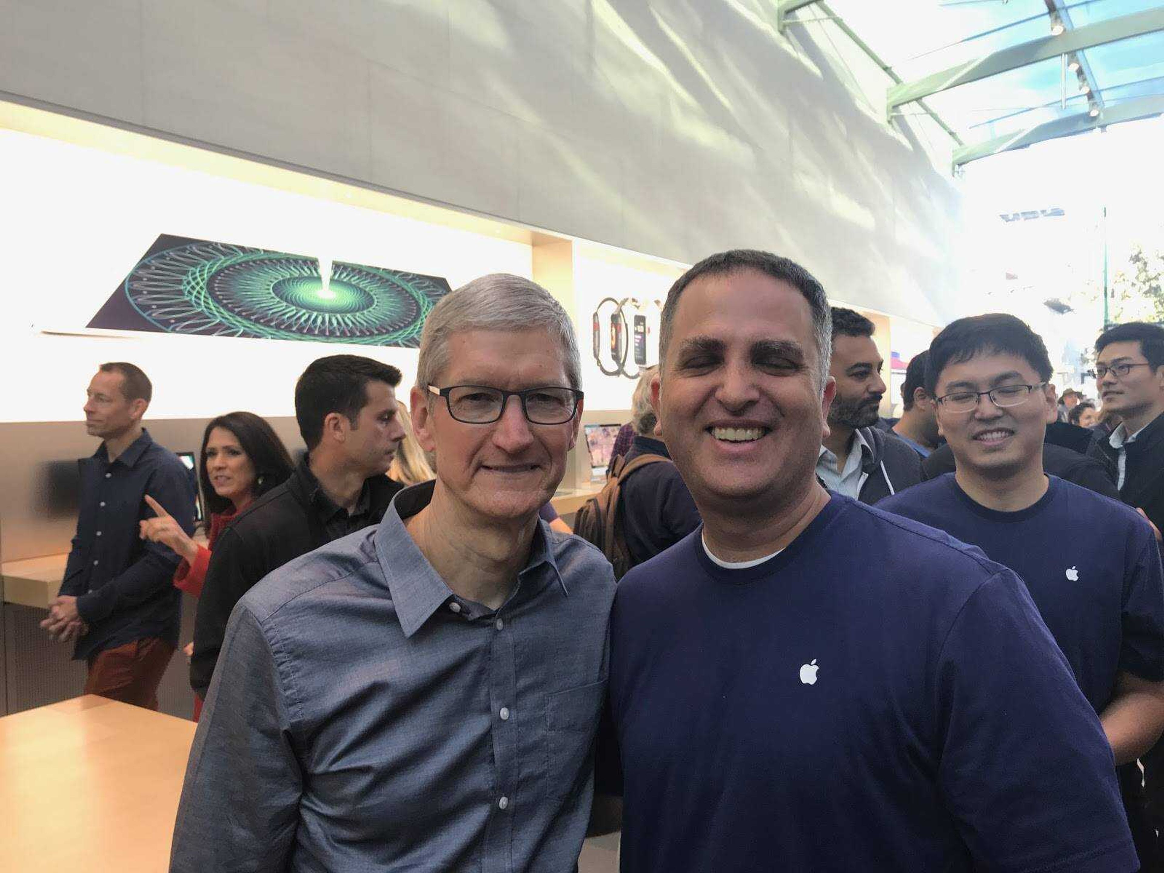 Andrew Jesgar takes a selfie with CEO of Apple, Tim Cook. 