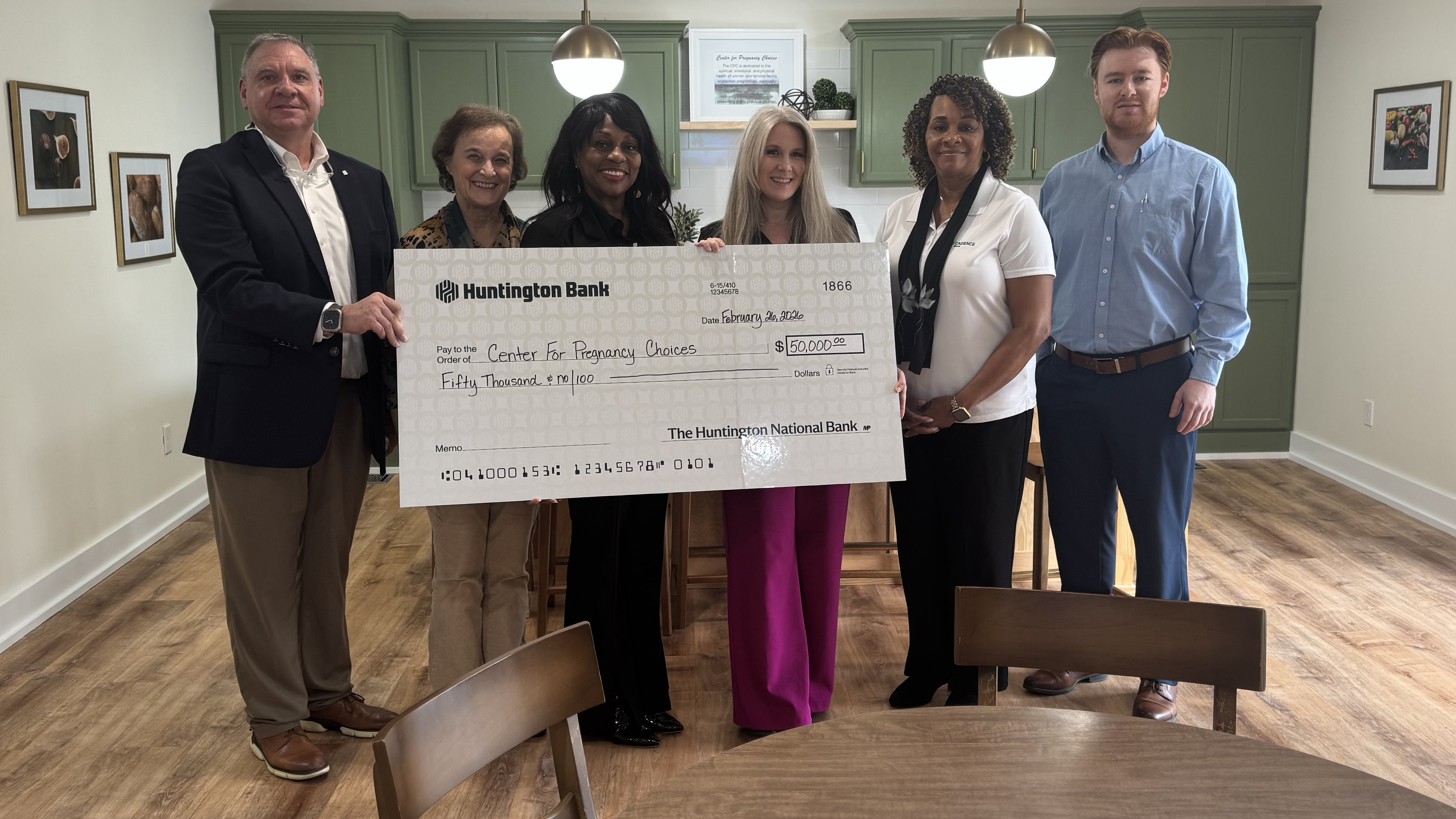 1 News Article Image EN LA CIUDAD: Huntington Bank presenta cheque al Centro de Opciones para el Embarazo