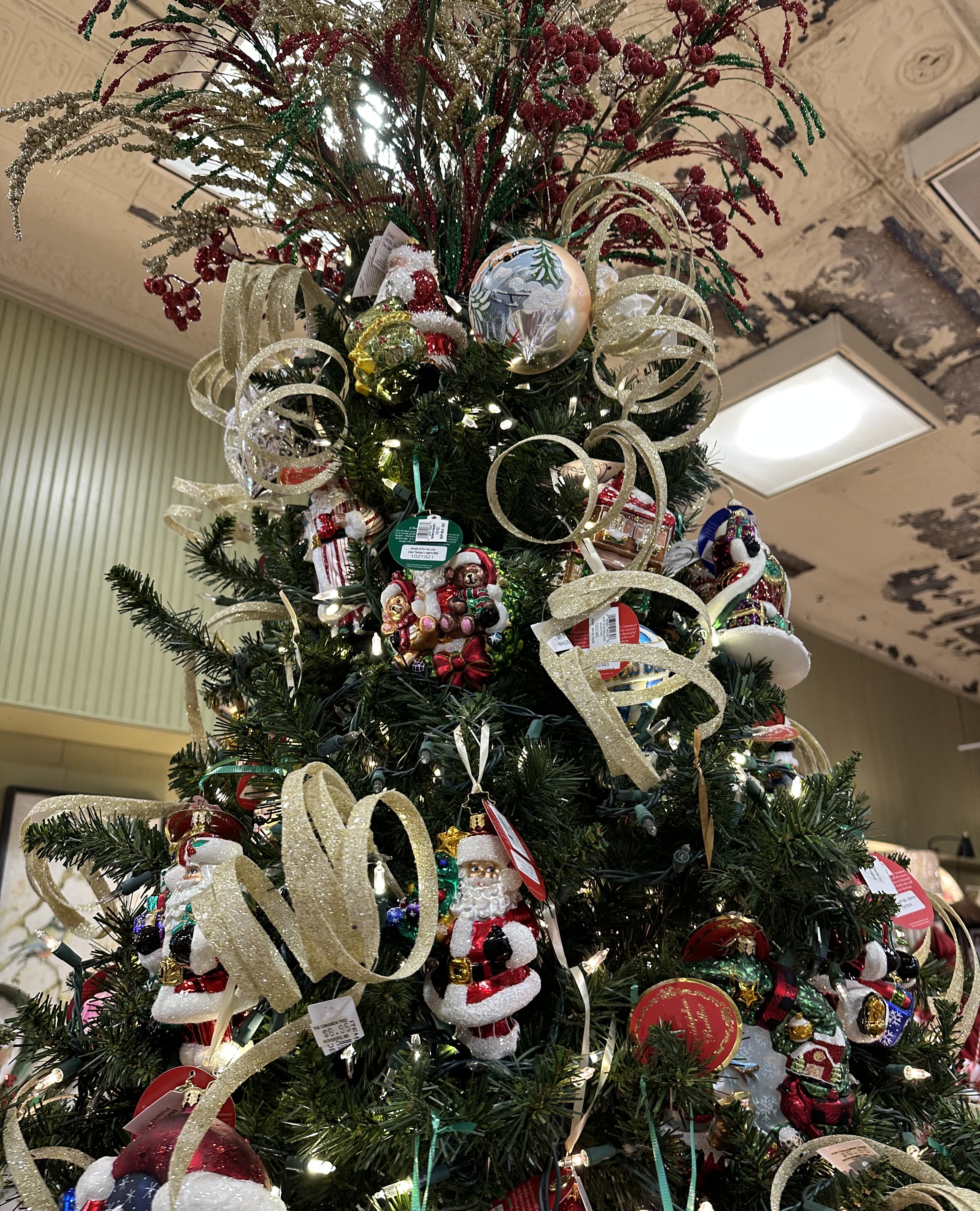 VICKSBURG LIVING: A Season To Sparkle - Nan Green turns the