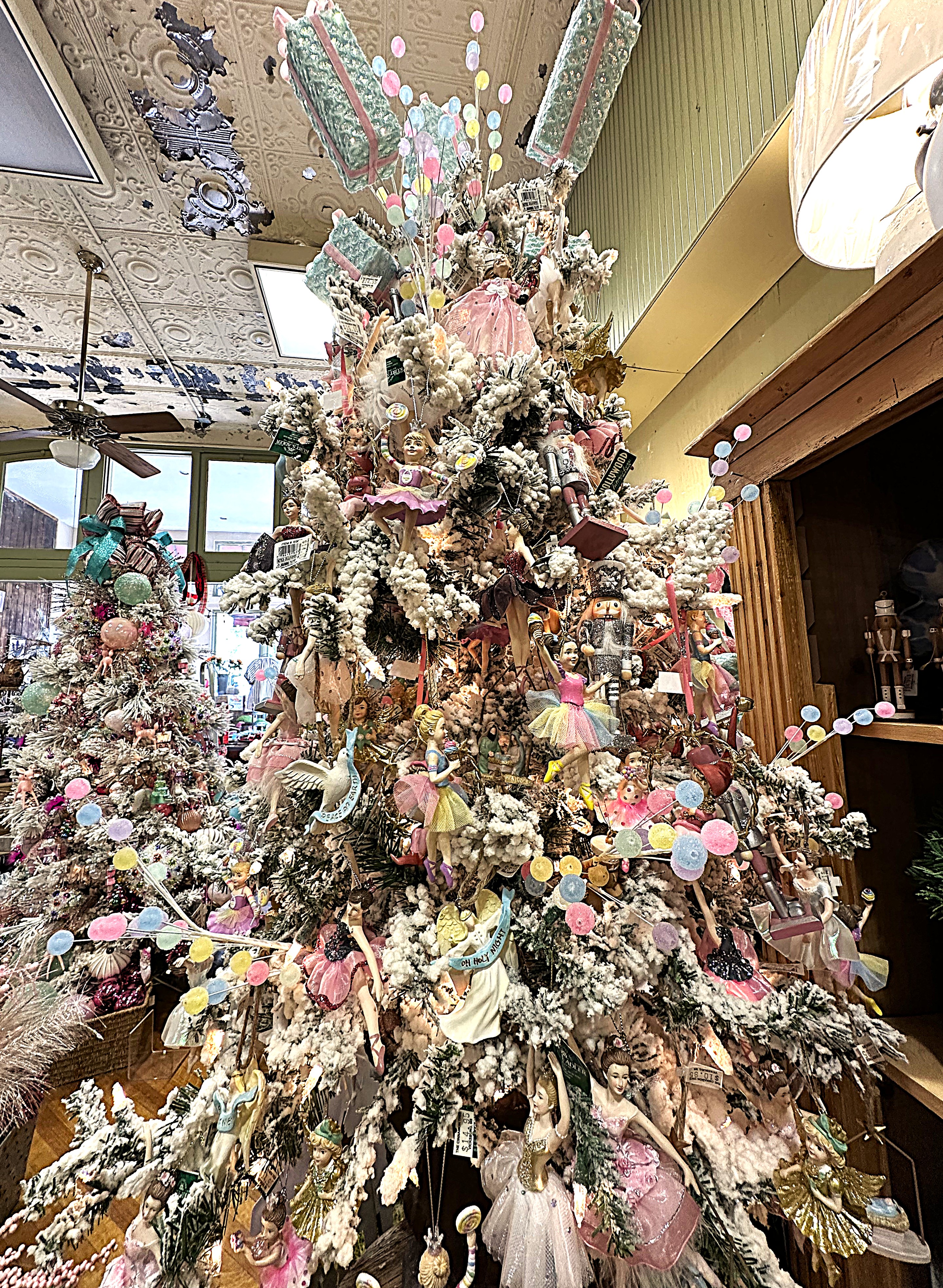 VICKSBURG LIVING: A Season To Sparkle - Nan Green turns the