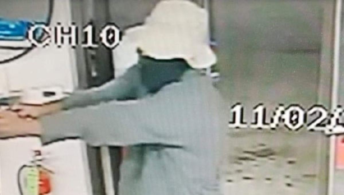 Police seek suspect in convenience store robbery