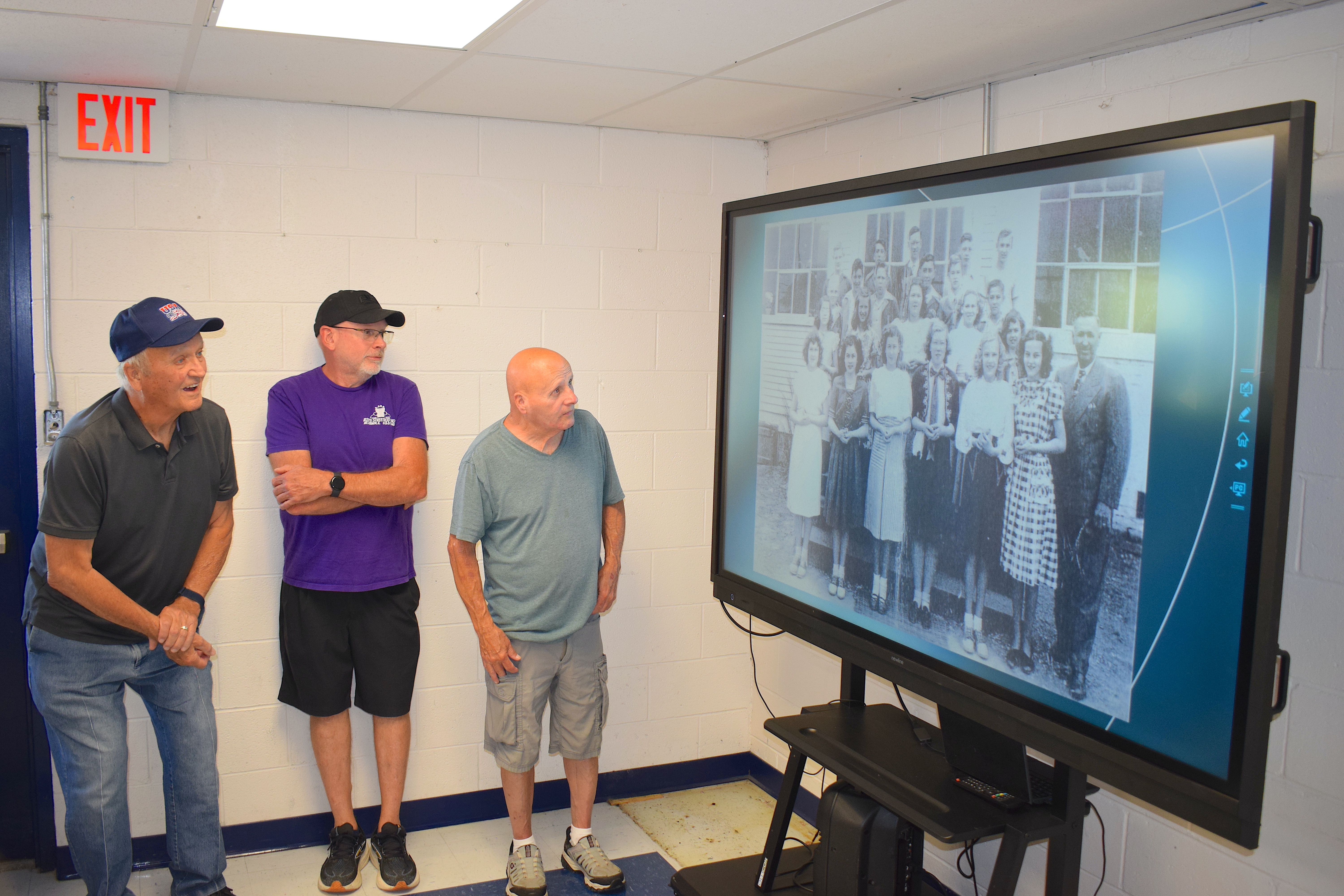 Public says good-bye to historic Bethel school wing