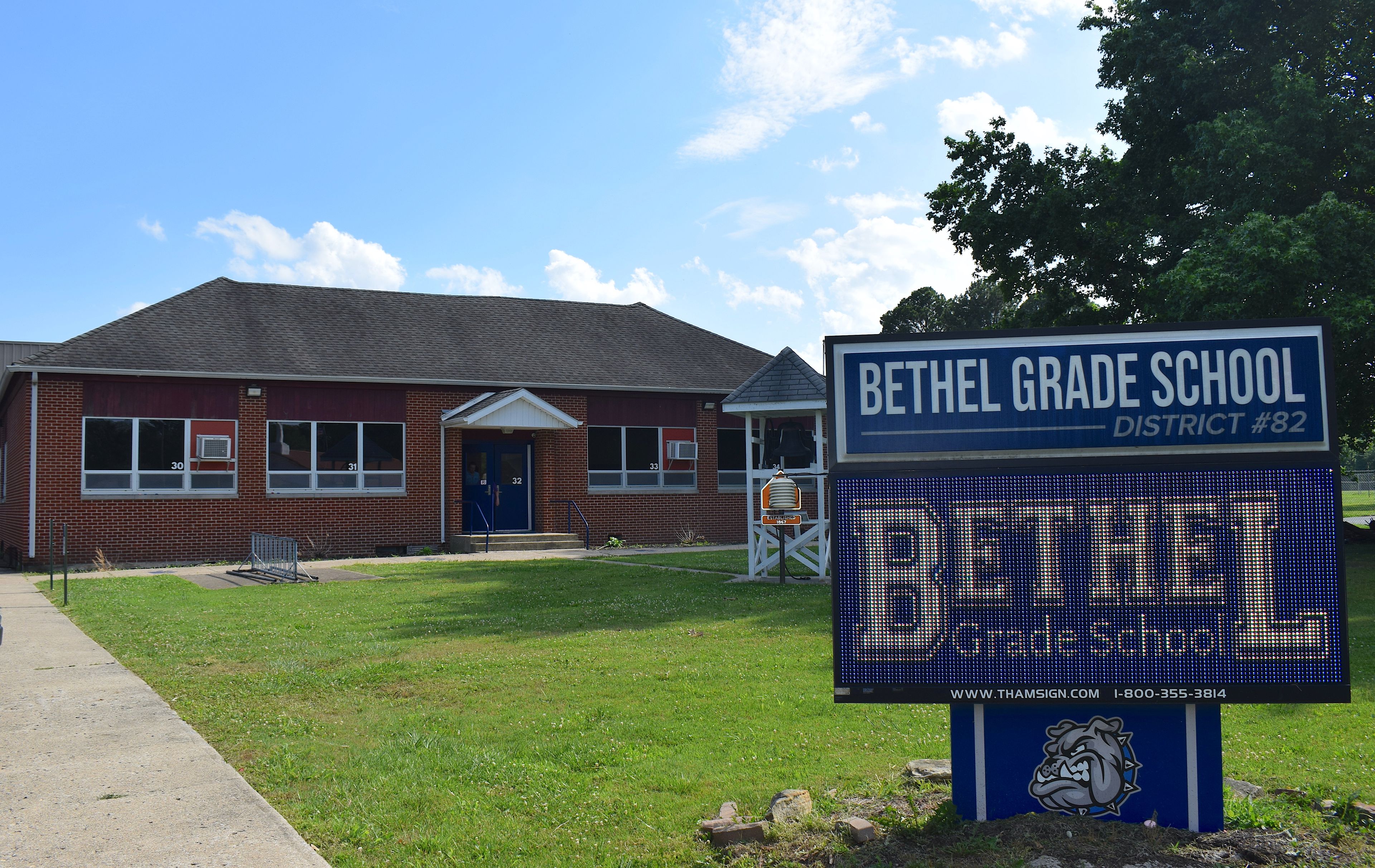 Public says good-bye to historic Bethel school wing